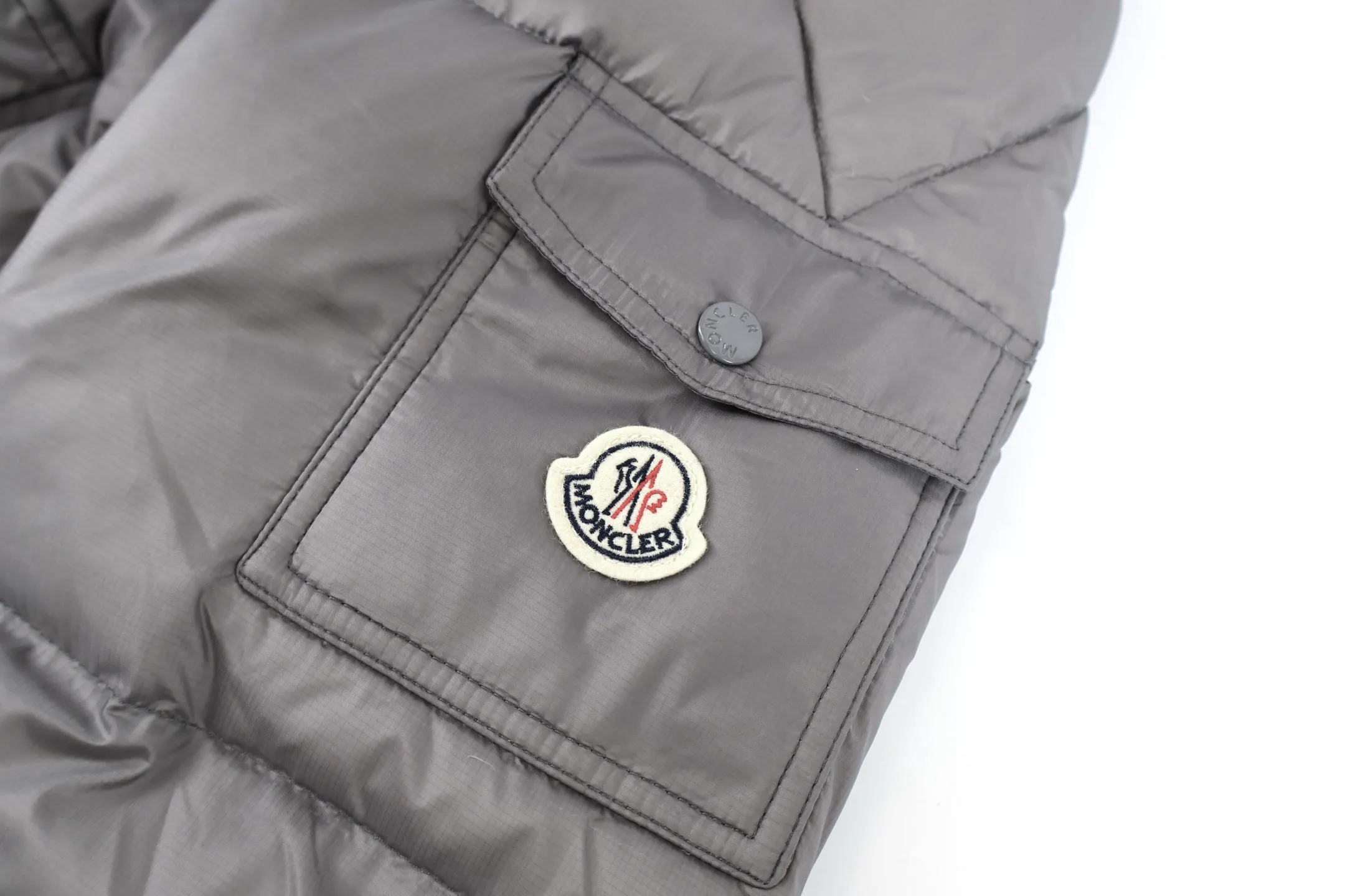 P1110 Moncler 25FW COUYERE down jacket (grey) 90% high-fill down to lock in heat, nylon fabric is wind-resistant and neat, hooded + short cut, it can not only wrap the neck with warmth, but also highlight the neat figure - gray tones are high-end and not picky. 90% high velvet down content, full fill, lightweight but with strong temperature locking ability, can wrap you up in warmth even at sub-zero temperatures; the outer nylon fabric has wind-resistant properties, is delicate to the touch and durable, and can resist splashing and abrasion in daily life; the thickness of the plush is suitable for deep winter, the hood is soft and non-pressurizing on the inside, and the cuffs are designed to lock in warmth and prevent wind. Size:1-2-3-4-5