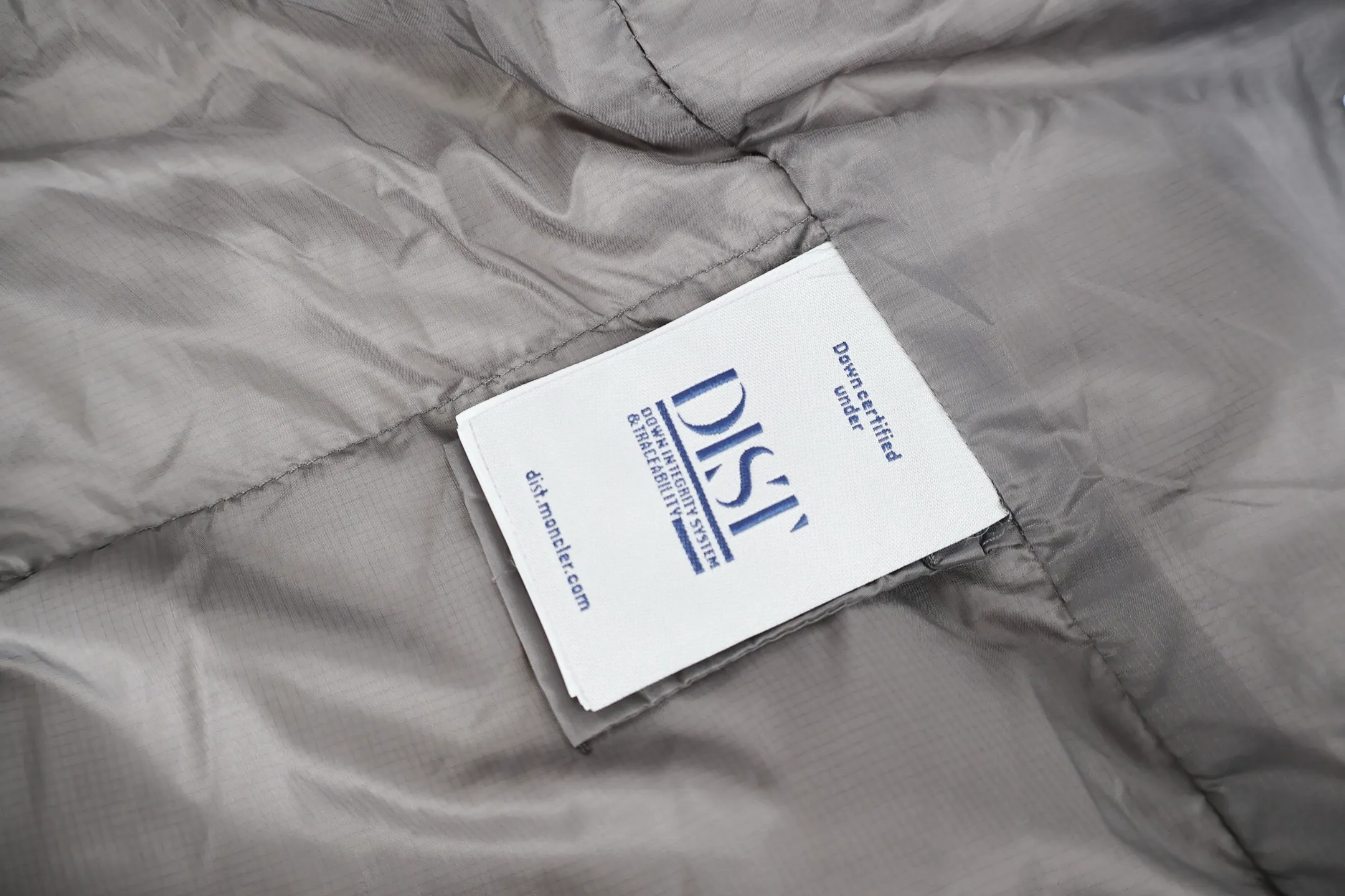 P1110 Moncler 25FW COUYERE down jacket (grey) 90% high-fill down to lock in heat, nylon fabric is wind-resistant and neat, hooded + short cut, it can not only wrap the neck with warmth, but also highlight the neat figure - gray tones are high-end and not picky. 90% high velvet down content, full fill, lightweight but with strong temperature locking ability, can wrap you up in warmth even at sub-zero temperatures; the outer nylon fabric has wind-resistant properties, is delicate to the touch and durable, and can resist splashing and abrasion in daily life; the thickness of the plush is suitable for deep winter, the hood is soft and non-pressurizing on the inside, and the cuffs are designed to lock in warmth and prevent wind. Size:1-2-3-4-5