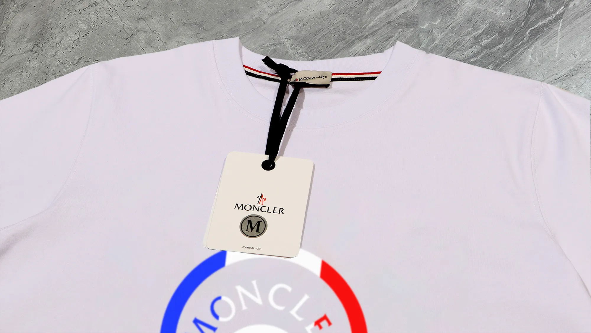 P210 High-version sweatshirt) [Long-term stock] 〖𝐌𝐎𝐍𝐂𝐋𝐄𝐑~Mask〗 Made of 440g heavy-weight fabric. It is different from the market currency. It can be matched with any variety and is properly handsome. 😎The whole dress is made of double waistcoats. The double waistcoats make the whole dress more three-dimensional. Not ordinary factories can do such fine work. 2025 Spring runway version of the T stage, on sale at the counter, round neck terry sweatshirt, high-end double-strand pure cotton, custom-made stretch ribs, dyed in the same vat, complete with three standards, matched with exquisite embroidered LOGO on the chest, simple and advanced, same style for men and women. Color: black, apricot, white, size: S M L XL 2XL