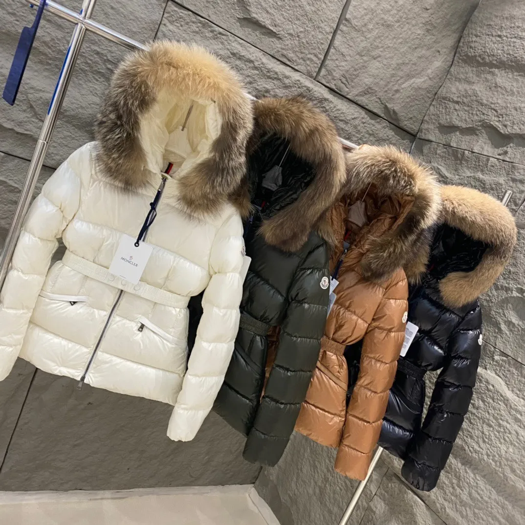 P1120 Moncler Boed short women's down jacket jacket 🌟 The Boed down jacket is designed with a feminine silhouette and is equipped with a delicate belt to create a sophisticated and elegant winter look. This hooded down jacket is made from longue saison fabric and features a luxurious, rich fox fur collar. Warmth and beauty coexist~ Black/White/Coffee/Military Green Size 1234