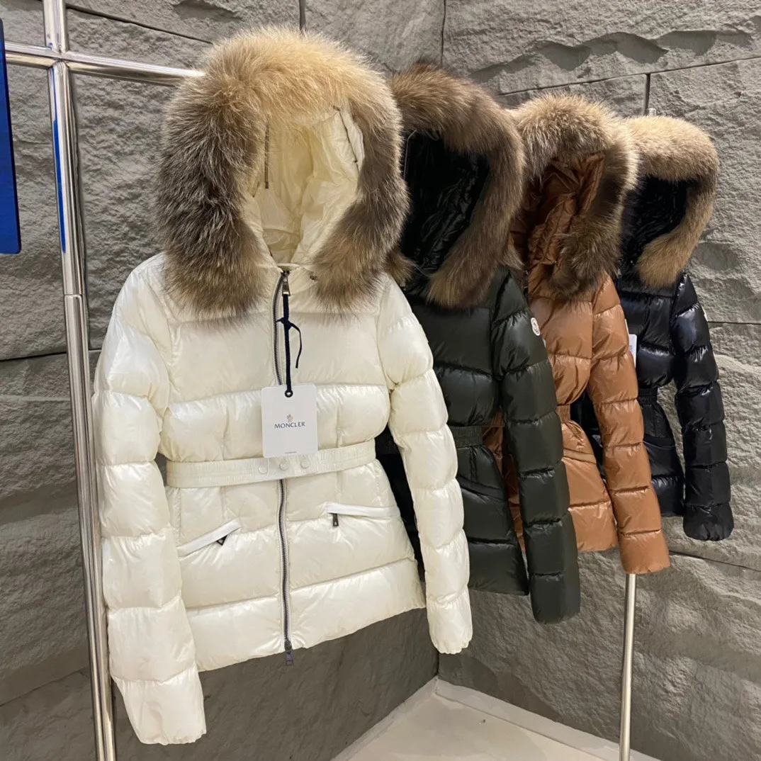 P1120 Moncler Boed short women's down jacket jacket 🌟 The Boed down jacket is designed with a feminine silhouette and is equipped with a delicate belt to create a sophisticated and elegant winter look. This hooded down jacket is made from longue saison fabric and features a luxurious, rich fox fur collar. Warmth and beauty coexist~ Black/White/Coffee/Military Green Size 1234