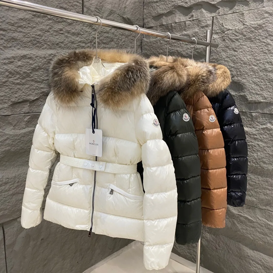 P1120 Moncler Boed short women's down jacket jacket 🌟 The Boed down jacket is designed with a feminine silhouette and is equipped with a delicate belt to create a sophisticated and elegant winter look. This hooded down jacket is made from longue saison fabric and features a luxurious, rich fox fur collar. Warmth and beauty coexist~ Black/White/Coffee/Military Green Size 1234