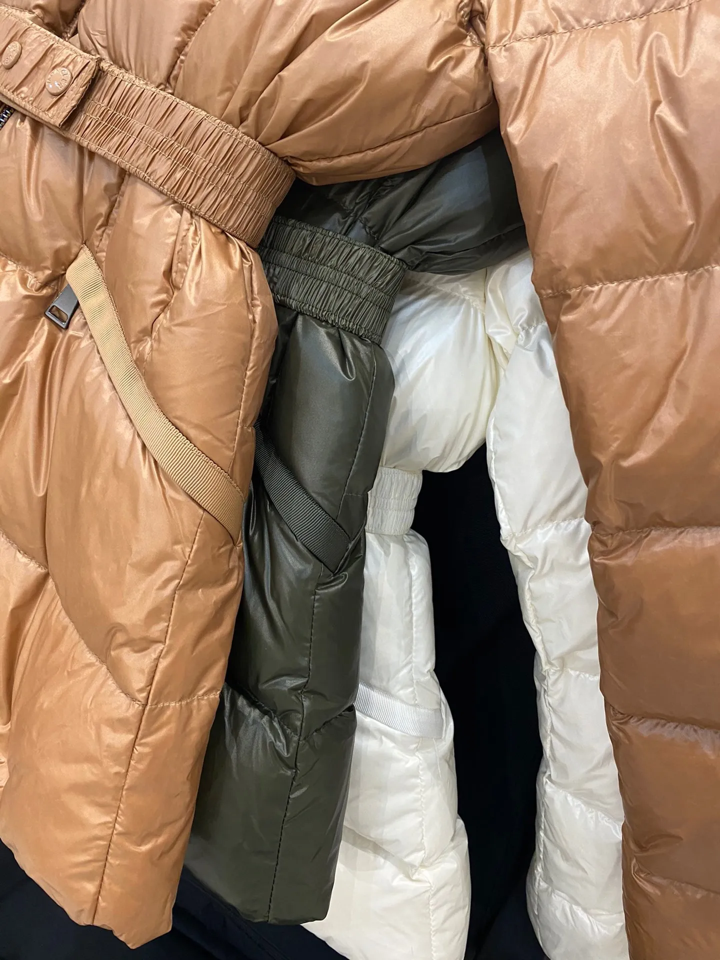 P1120 Moncler Boed short women's down jacket jacket 🌟 The Boed down jacket is designed with a feminine silhouette and is equipped with a delicate belt to create a sophisticated and elegant winter look. This hooded down jacket is made from longue saison fabric and features a luxurious, rich fox fur collar. Warmth and beauty coexist~ Black/White/Coffee/Military Green Size 1234