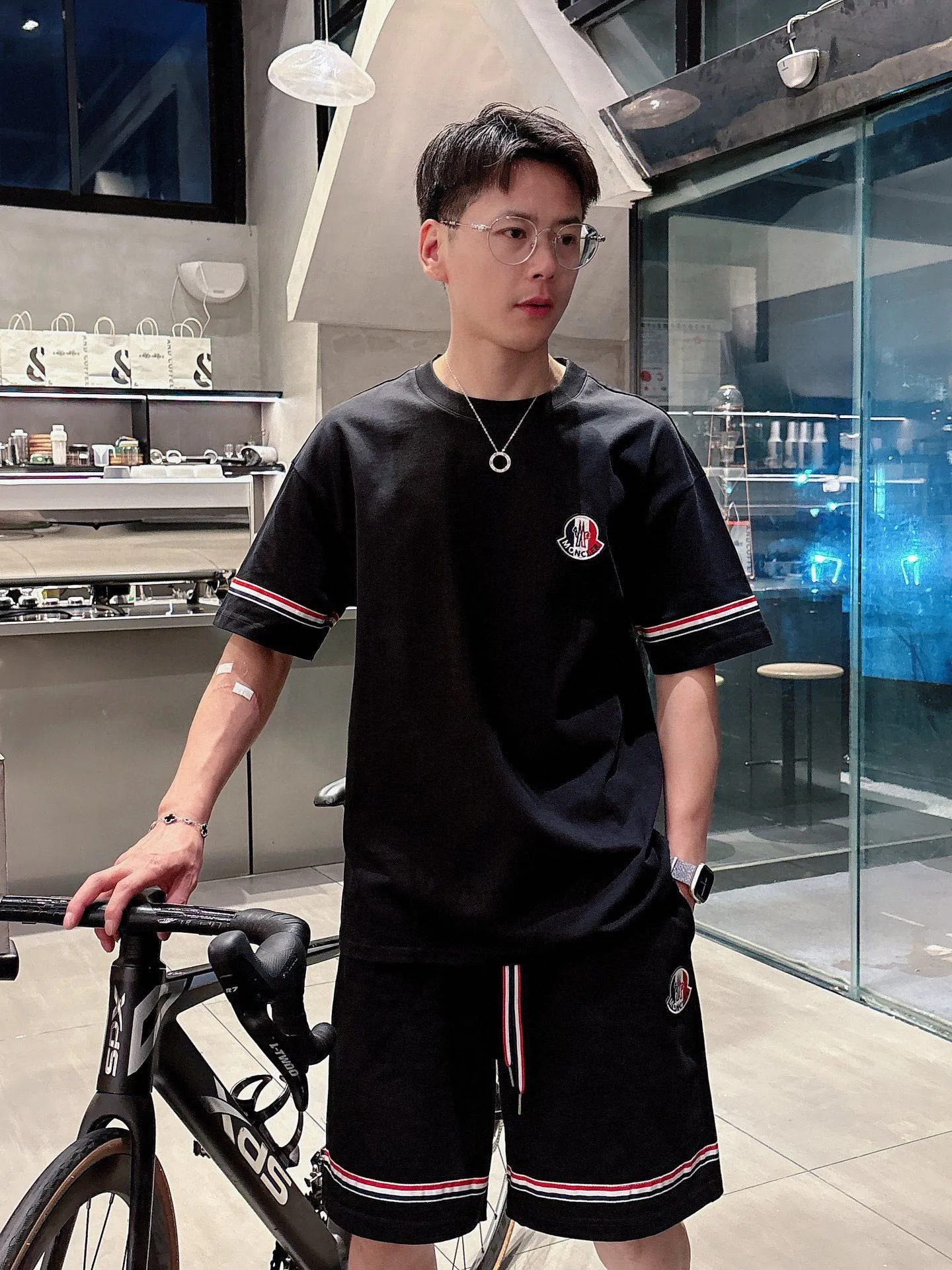 P560 Brand [MONCLER Mouth Covered] 2025 round neck short-sleeved shorts suit. The pure cotton fabric upper body will not be stuffy, the smooth and comfortable skin-friendly effect is more breathable, the fabric has its own texture, classic logo technology, a new interpretation from a unique angle, the first choice for fashion and versatility! Size: M-3XL (maximum wear: 190 pounds)