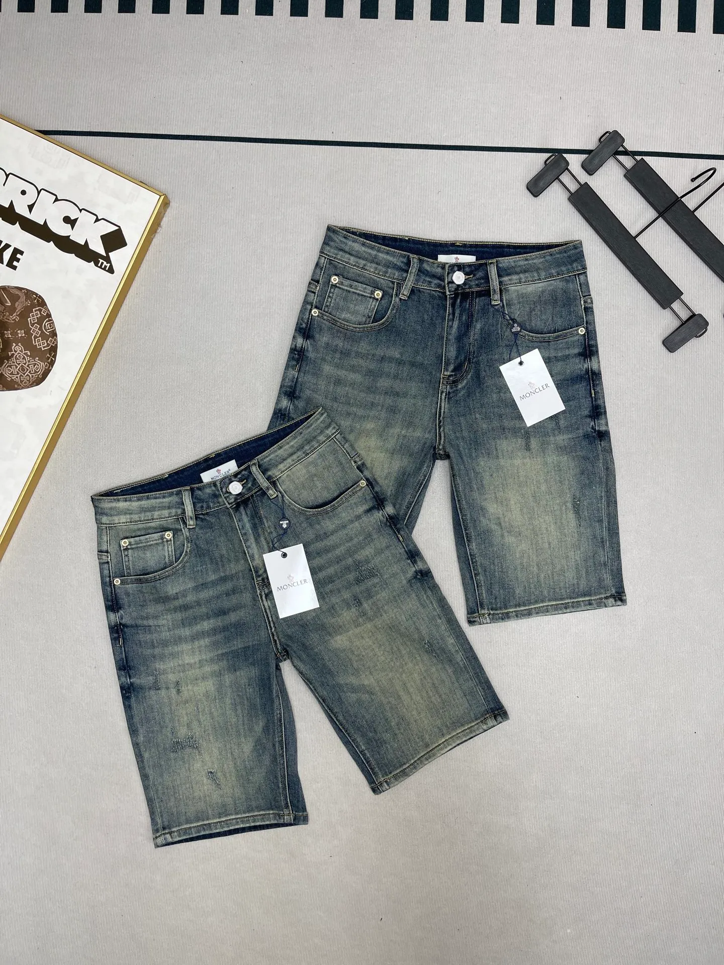 P220 Mouth Mouth/MONCLER Japanese Retro Jeans You will clearly feel the organic feel of the fabric on the upper and lower back. It just reaches the knee, and the slight elasticity ensures casual comfort and avoids being too short. Pair it with a simple white T-shirt to easily create a refreshing casual style ~ Pair it with a light-colored linen shirt to add a casual literary temperament ~ If you want a more unique style, you can pair it with a printed short-sleeved T-shirt. Size: 28-38 Color: Picture color