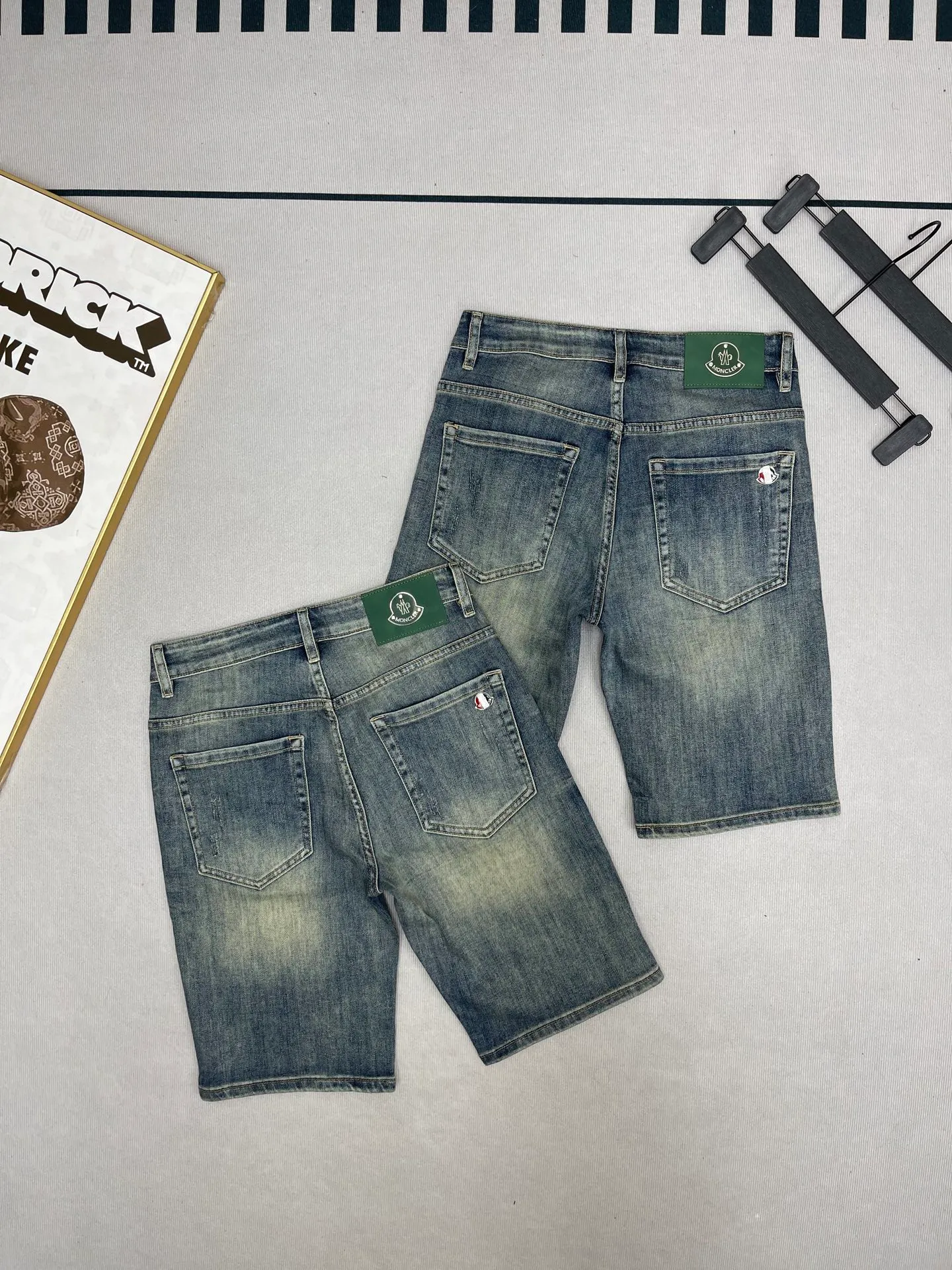 P220 Mouth Mouth/MONCLER Japanese Retro Jeans You will clearly feel the organic feel of the fabric on the upper and lower back. It just reaches the knee, and the slight elasticity ensures casual comfort and avoids being too short. Pair it with a simple white T-shirt to easily create a refreshing casual style ~ Pair it with a light-colored linen shirt to add a casual literary temperament ~ If you want a more unique style, you can pair it with a printed short-sleeved T-shirt. Size: 28-38 Color: Picture color