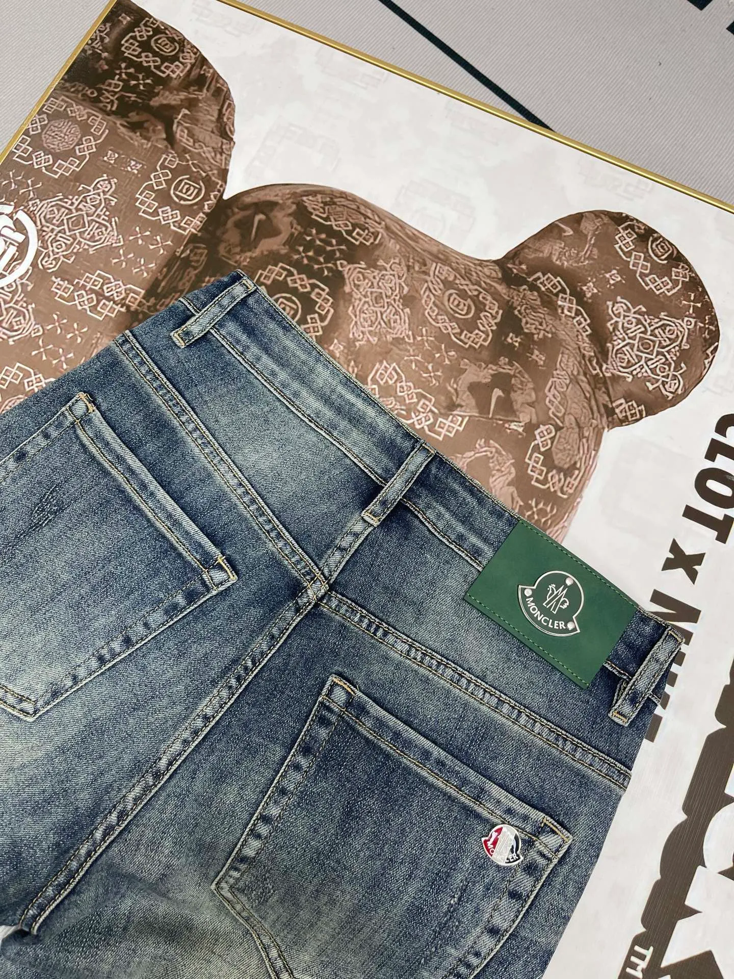 P220 Mouth Mouth/MONCLER Japanese Retro Jeans You will clearly feel the organic feel of the fabric on the upper and lower back. It just reaches the knee, and the slight elasticity ensures casual comfort and avoids being too short. Pair it with a simple white T-shirt to easily create a refreshing casual style ~ Pair it with a light-colored linen shirt to add a casual literary temperament ~ If you want a more unique style, you can pair it with a printed short-sleeved T-shirt. Size: 28-38 Color: Picture color
