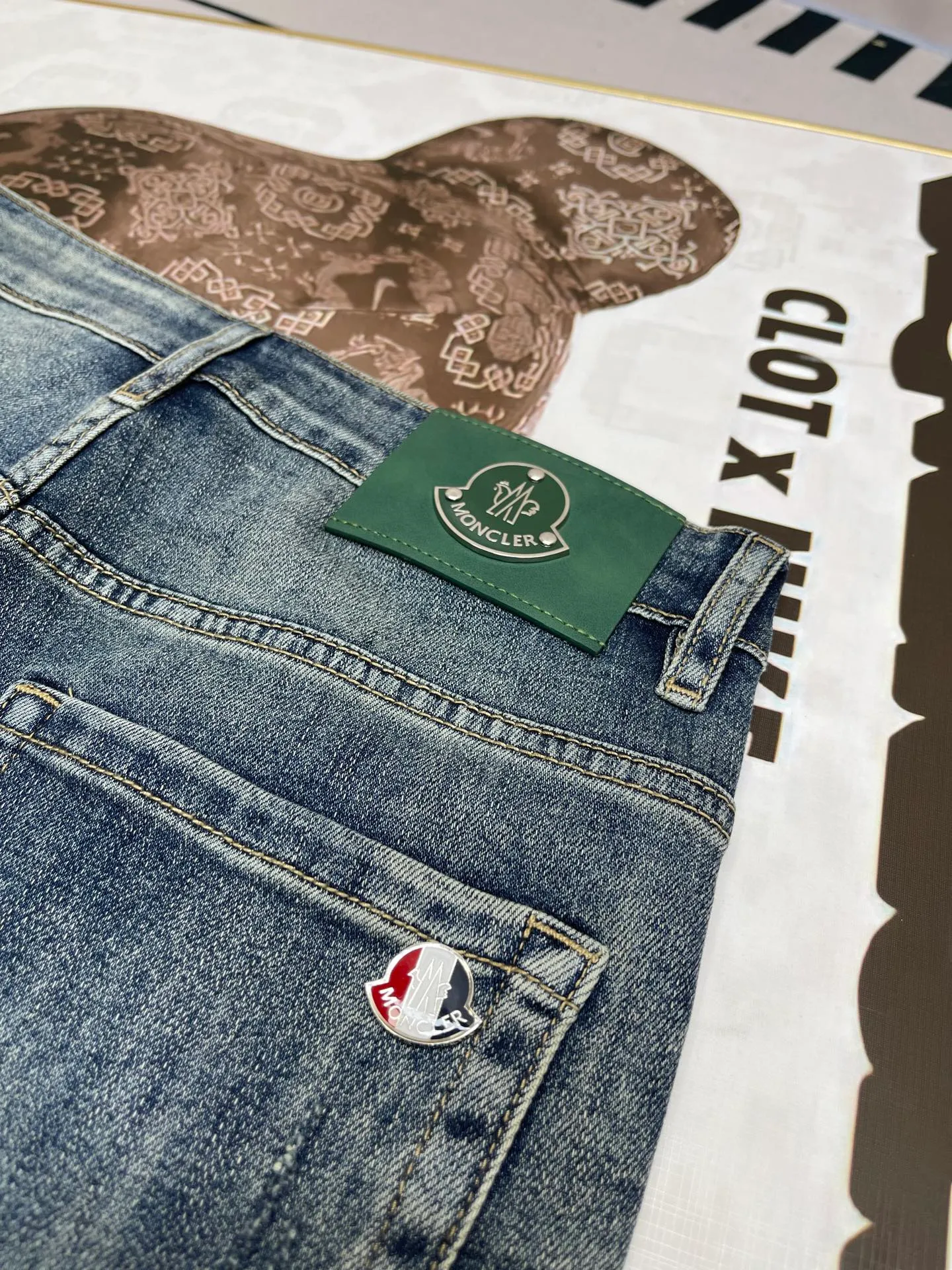 P220 Mouth Mouth/MONCLER Japanese Retro Jeans You will clearly feel the organic feel of the fabric on the upper and lower back. It just reaches the knee, and the slight elasticity ensures casual comfort and avoids being too short. Pair it with a simple white T-shirt to easily create a refreshing casual style ~ Pair it with a light-colored linen shirt to add a casual literary temperament ~ If you want a more unique style, you can pair it with a printed short-sleeved T-shirt. Size: 28-38 Color: Picture color