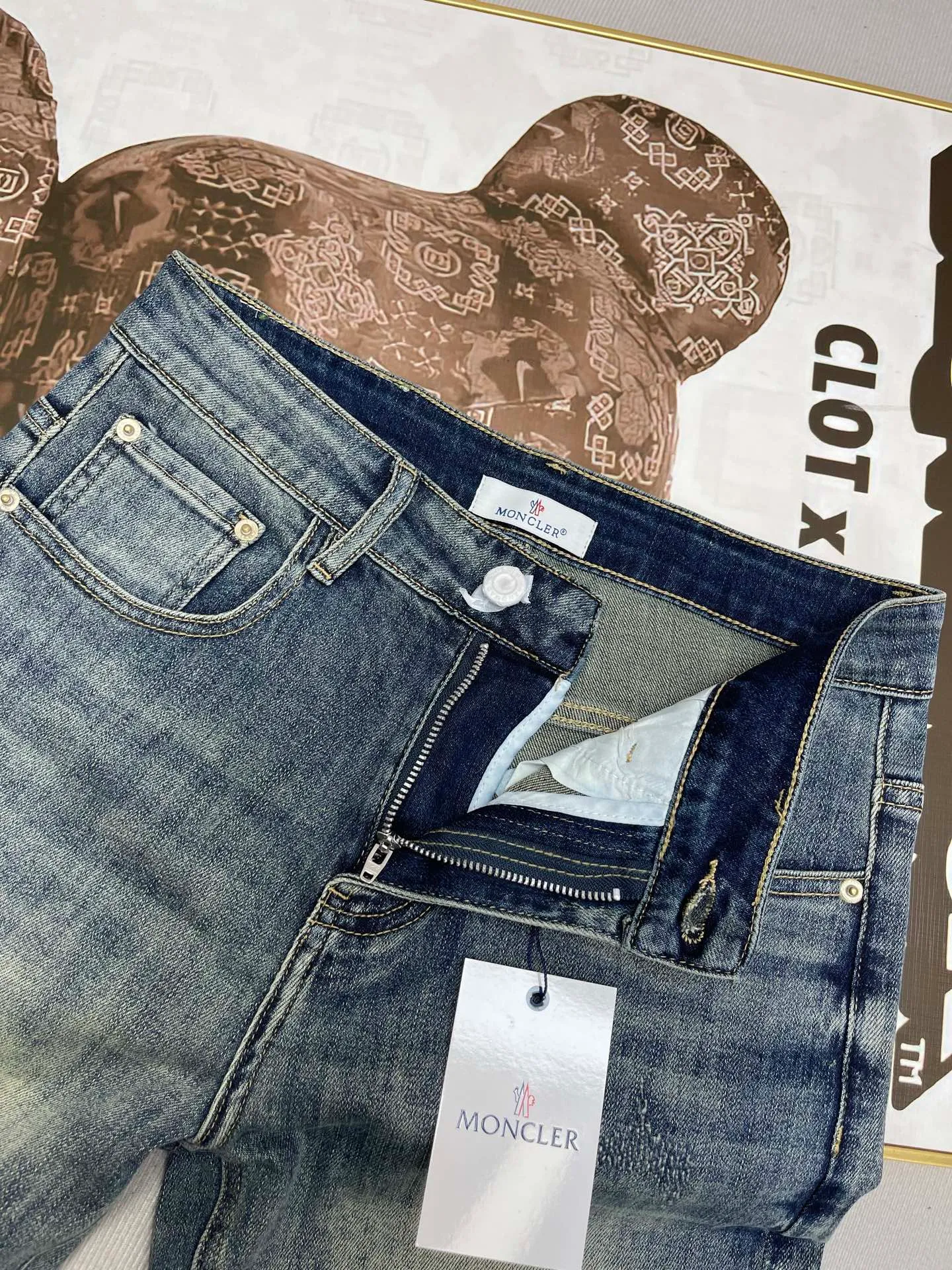 P220 Mouth Mouth/MONCLER Japanese Retro Jeans You will clearly feel the organic feel of the fabric on the upper and lower back. It just reaches the knee, and the slight elasticity ensures casual comfort and avoids being too short. Pair it with a simple white T-shirt to easily create a refreshing casual style ~ Pair it with a light-colored linen shirt to add a casual literary temperament ~ If you want a more unique style, you can pair it with a printed short-sleeved T-shirt. Size: 28-38 Color: Picture color