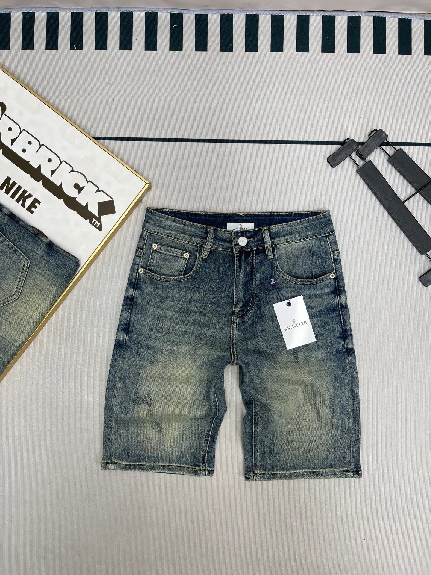 P220 Mouth Mouth/MONCLER Japanese Retro Jeans You will clearly feel the organic feel of the fabric on the upper and lower back. It just reaches the knee, and the slight elasticity ensures casual comfort and avoids being too short. Pair it with a simple white T-shirt to easily create a refreshing casual style ~ Pair it with a light-colored linen shirt to add a casual literary temperament ~ If you want a more unique style, you can pair it with a printed short-sleeved T-shirt. Size: 28-38 Color: Picture color