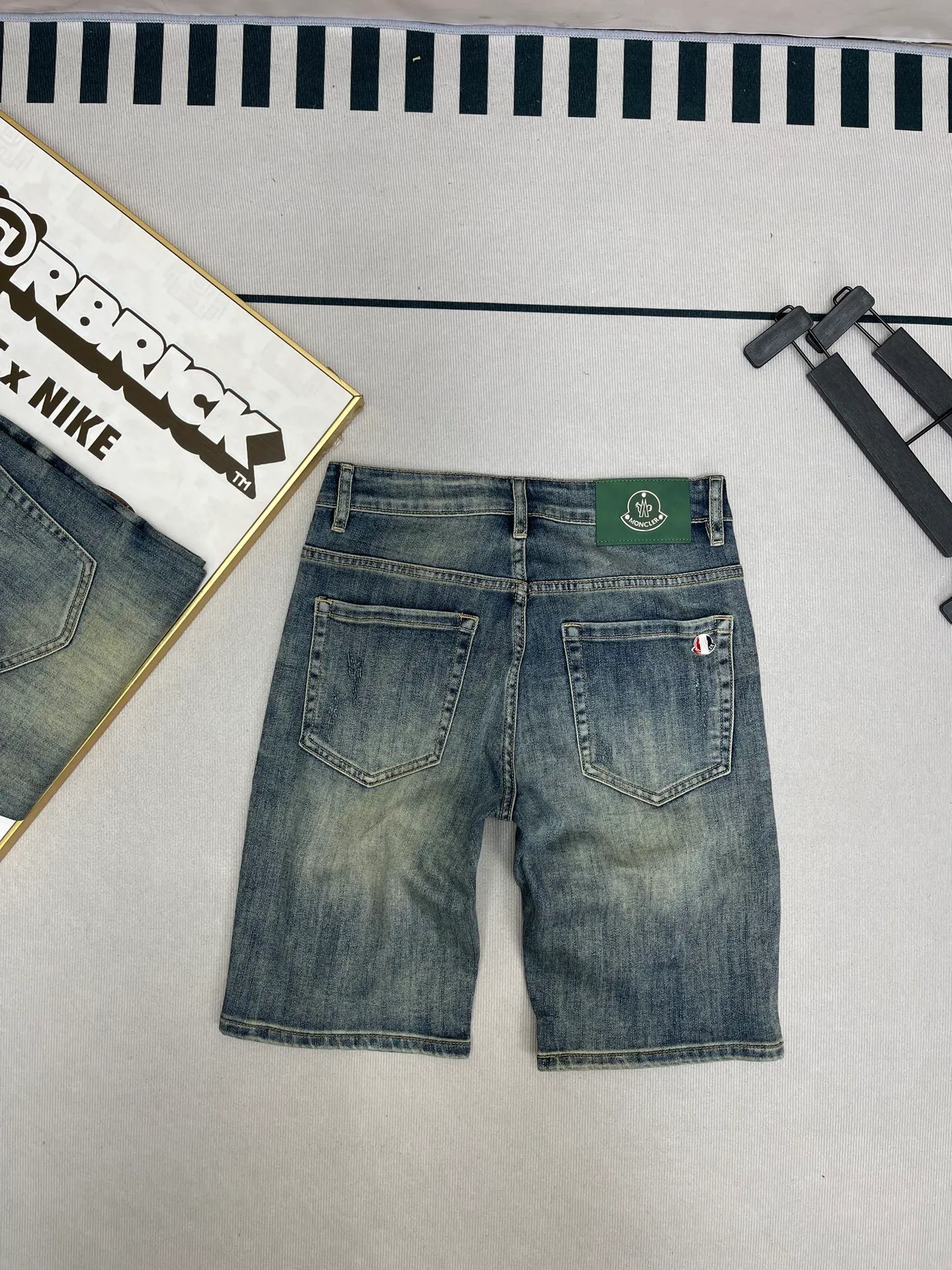 P220 Mouth Mouth/MONCLER Japanese Retro Jeans You will clearly feel the organic feel of the fabric on the upper and lower back. It just reaches the knee, and the slight elasticity ensures casual comfort and avoids being too short. Pair it with a simple white T-shirt to easily create a refreshing casual style ~ Pair it with a light-colored linen shirt to add a casual literary temperament ~ If you want a more unique style, you can pair it with a printed short-sleeved T-shirt. Size: 28-38 Color: Picture color