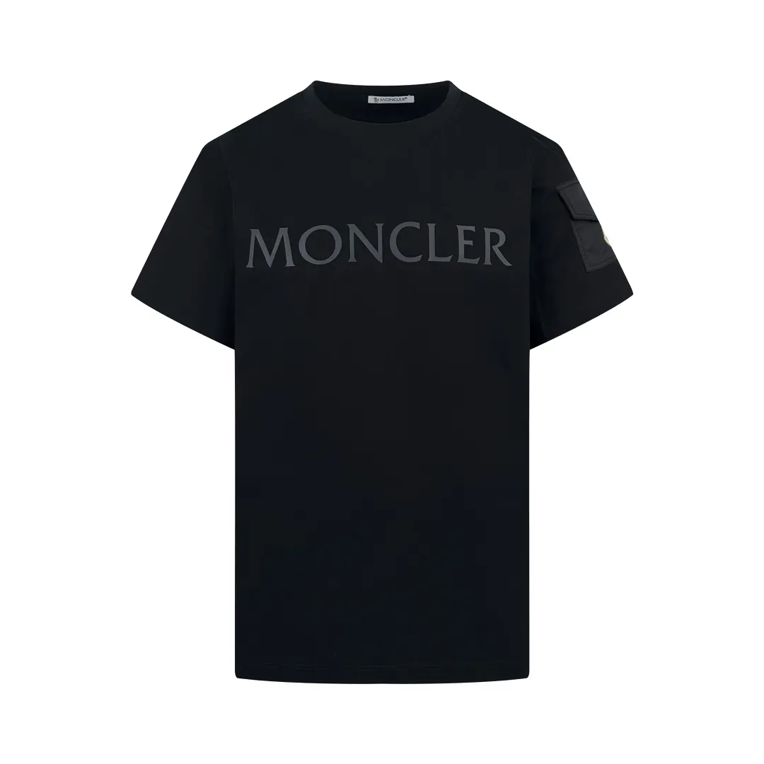 P220 Moncler logo patch pocket short sleeves. Customized Tencel Moiré plain fabric. Soft and delicate. Comfortable and close to the skin. Iconic and eye-catching Moncler print embellishes the front. The sleeves are decorated with badge patch pockets. Inheriting the long history of the brand and interpreting simple luxury. Fashion and taste coexist, showing unique charm. Process 1: Thick plate printing. Use a thick plate printing machine to convert the design pattern into a printable template. The pattern is printed layer by layer on the textile through pressure. The entire printing process requires 5 to 6 moldings. Process 2: The fabrics have been washed and have a better feel. Not easy to deform, not easy to shrink, not easy to fade, and maintain long-term beauty. Accessories: Customized 1:1 Moncler embroidered logo Customized 1:1 Moncler snap button Customized 1:1 Moncler trademark Version: Loose version Size: S M L XL Style number: 25134