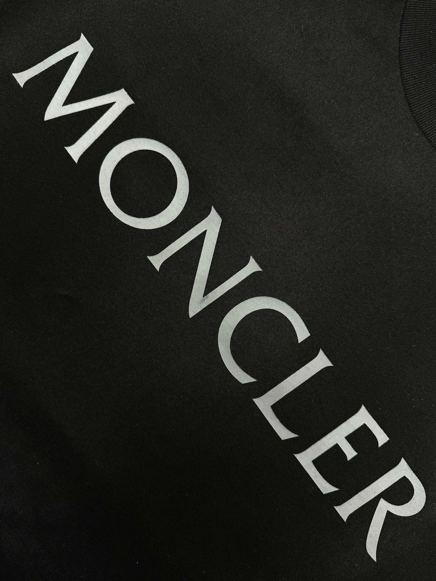 P220 Moncler logo patch pocket short sleeves. Customized Tencel Moiré plain fabric. Soft and delicate. Comfortable and close to the skin. Iconic and eye-catching Moncler print embellishes the front. The sleeves are decorated with badge patch pockets. Inheriting the long history of the brand and interpreting simple luxury. Fashion and taste coexist, showing unique charm. Process 1: Thick plate printing. Use a thick plate printing machine to convert the design pattern into a printable template. The pattern is printed layer by layer on the textile through pressure. The entire printing process requires 5 to 6 moldings. Process 2: The fabrics have been washed and have a better feel. Not easy to deform, not easy to shrink, not easy to fade, and maintain long-term beauty. Accessories: Customized 1:1 Moncler embroidered logo Customized 1:1 Moncler snap button Customized 1:1 Moncler trademark Version: Loose version Size: S M L XL Style number: 25134