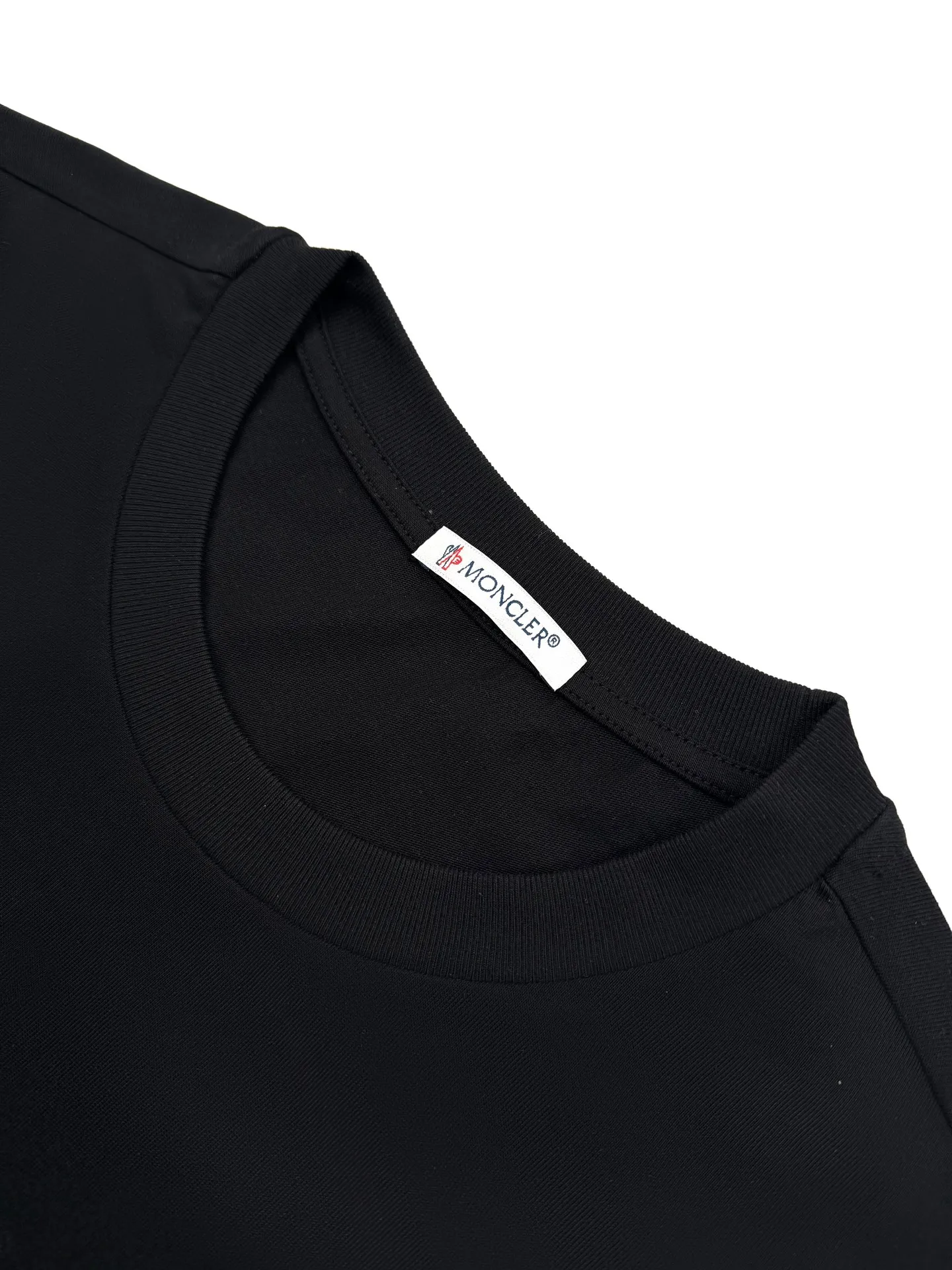 P220 Moncler logo patch pocket short sleeves. Customized Tencel Moiré plain fabric. Soft and delicate. Comfortable and close to the skin. Iconic and eye-catching Moncler print embellishes the front. The sleeves are decorated with badge patch pockets. Inheriting the long history of the brand and interpreting simple luxury. Fashion and taste coexist, showing unique charm. Process 1: Thick plate printing. Use a thick plate printing machine to convert the design pattern into a printable template. The pattern is printed layer by layer on the textile through pressure. The entire printing process requires 5 to 6 moldings. Process 2: The fabrics have been washed and have a better feel. Not easy to deform, not easy to shrink, not easy to fade, and maintain long-term beauty. Accessories: Customized 1:1 Moncler embroidered logo Customized 1:1 Moncler snap button Customized 1:1 Moncler trademark Version: Loose version Size: S M L XL Style number: 25134