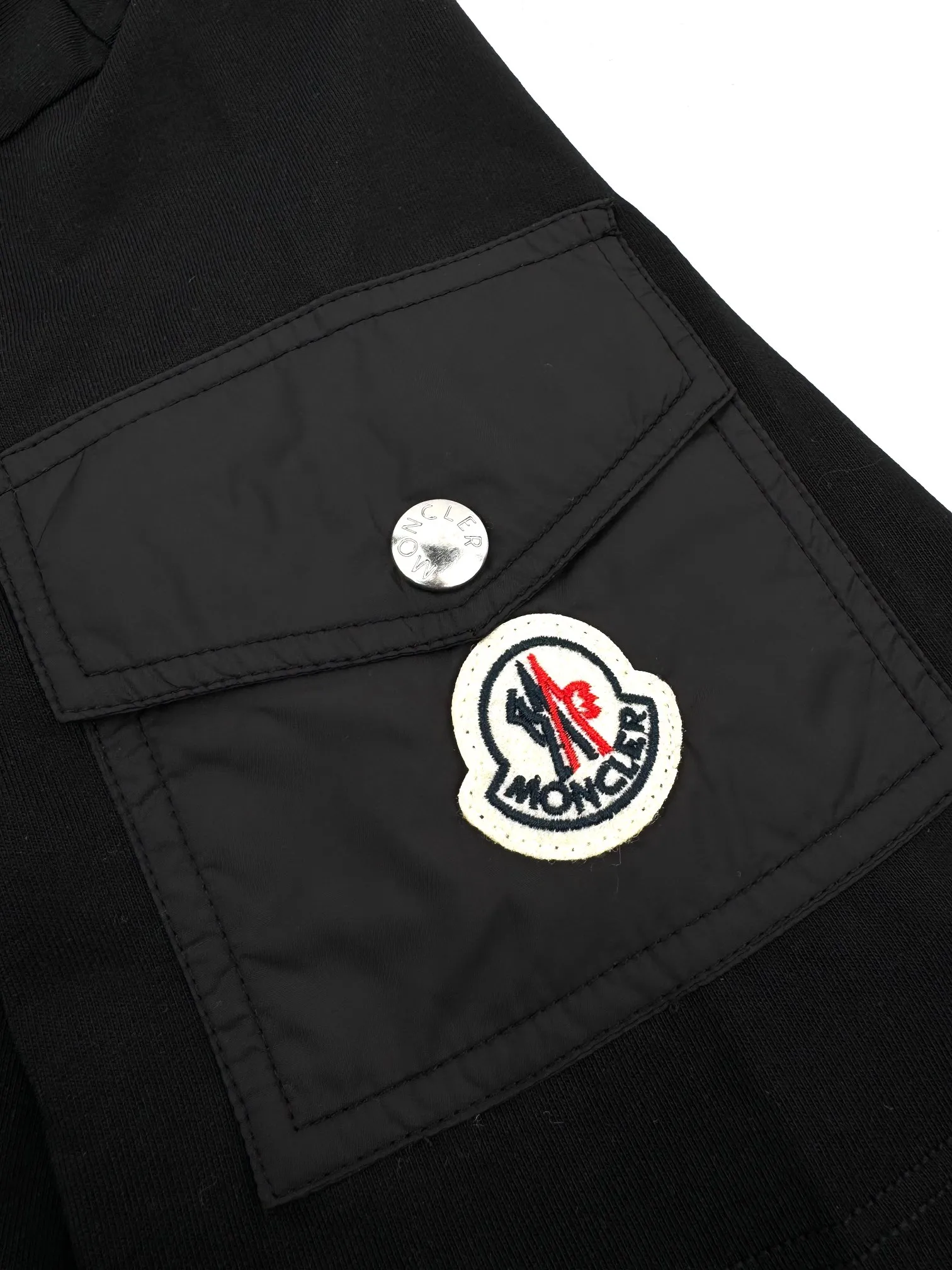 P220 Moncler logo patch pocket short sleeves. Customized Tencel Moiré plain fabric. Soft and delicate. Comfortable and close to the skin. Iconic and eye-catching Moncler print embellishes the front. The sleeves are decorated with badge patch pockets. Inheriting the long history of the brand and interpreting simple luxury. Fashion and taste coexist, showing unique charm. Process 1: Thick plate printing. Use a thick plate printing machine to convert the design pattern into a printable template. The pattern is printed layer by layer on the textile through pressure. The entire printing process requires 5 to 6 moldings. Process 2: The fabrics have been washed and have a better feel. Not easy to deform, not easy to shrink, not easy to fade, and maintain long-term beauty. Accessories: Customized 1:1 Moncler embroidered logo Customized 1:1 Moncler snap button Customized 1:1 Moncler trademark Version: Loose version Size: S M L XL Style number: 25134