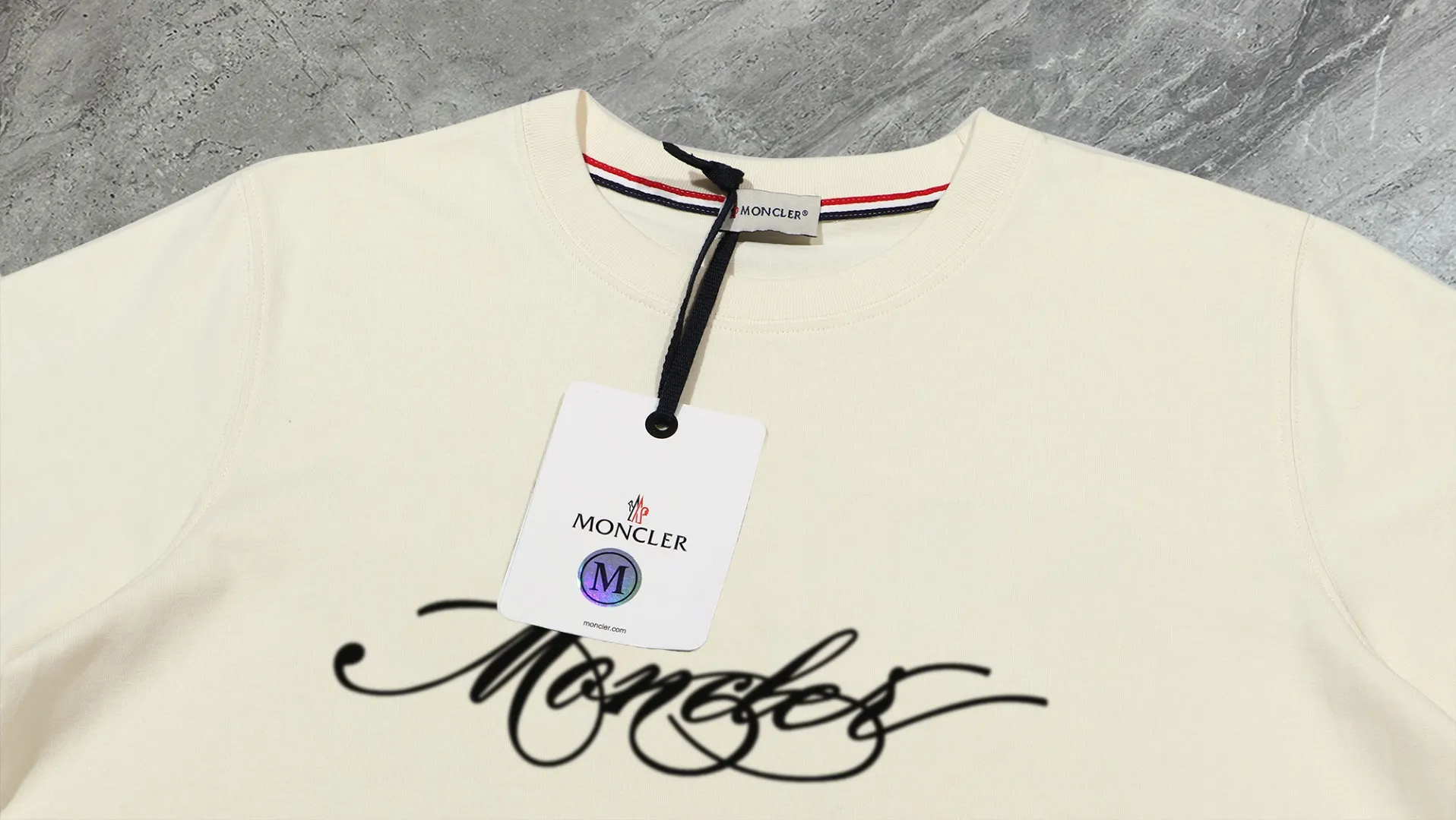 P210 High-version sweatshirt) [Long-term stock] 〖𝐌𝐎𝐍𝐂𝐋𝐄𝐑~Mask〗 Made of 440g heavy-weight fabric. It is different from the market currency. It can be matched with any variety and is properly handsome. 😎The whole dress is made of double waistcoats. The double waistcoats make the whole dress more three-dimensional. Not ordinary factories can do such fine work. 2025 Spring runway version of the T stage, on sale at the counter, round neck terry sweatshirt, high-end double-strand pure cotton, custom-made stretch ribs, dyed in the same vat, complete with three standards, matched with exquisite embroidered LOGO on the chest, simple and advanced, same style for men and women. Color: black, apricot, white, size: S M L XL 2XL