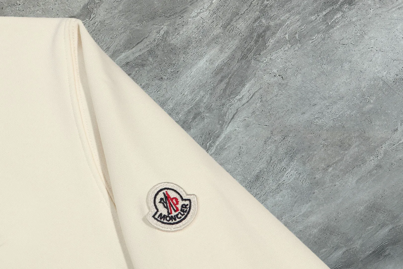 P210 High-version sweatshirt) [Long-term stock] 〖𝐌𝐎𝐍𝐂𝐋𝐄𝐑~Mask〗 Made of 440g heavy-weight fabric. It is different from the market currency. It can be matched with any variety and is properly handsome. 😎The whole dress is made of double waistcoats. The double waistcoats make the whole dress more three-dimensional. Not ordinary factories can do such fine work. 2025 Spring runway version of the T stage, on sale at the counter, round neck terry sweatshirt, high-end double-strand pure cotton, custom-made stretch ribs, dyed in the same vat, complete with three standards, matched with exquisite embroidered LOGO on the chest, simple and advanced, same style for men and women. Color: black, apricot, white, size: S M L XL 2XL