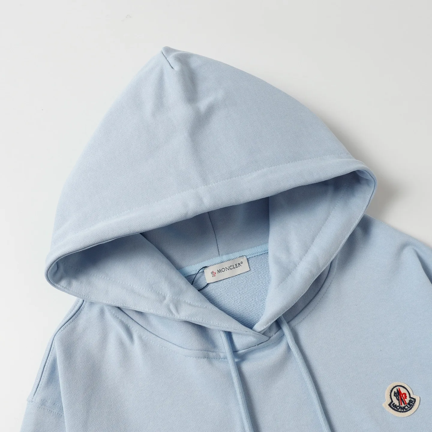 P228 Style number: 851 〈MONCLER〉Basic hooded sweatshirt for Mongolian mouth. The price of Mongolian sweatshirt is actually quite advantageous. Those who have been to the counters should know that the price of Mongolian hooded sweatshirt is not much cheaper than that of Gucci Burberry. It is just relatively low-key and unwilling to hype. It is a picture that you want to buy or not. The aloof existence... ✅Original custom-made with logo eyelets and hood ✅460g 100% cotton wool-eating fabric OS version is too big ✅Matched with the original high-weight double yarn thread ✅Correct three-needle and five-thread craftsmanship Chain edge Color: Black White Royal Blue Sky Blue Size S M L