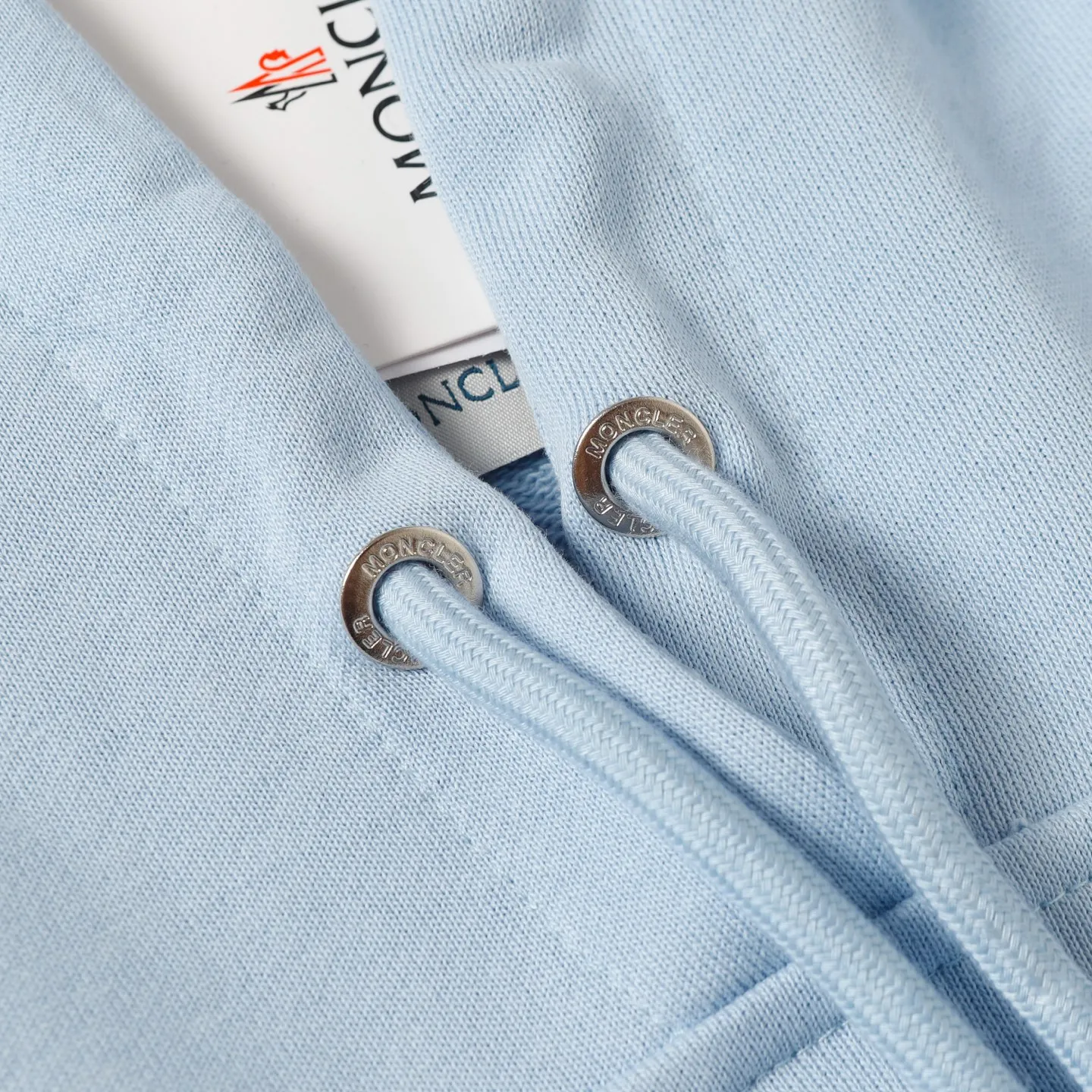 P228 Style number: 851 〈MONCLER〉Basic hooded sweatshirt for Mongolian mouth. The price of Mongolian sweatshirt is actually quite advantageous. Those who have been to the counters should know that the price of Mongolian hooded sweatshirt is not much cheaper than that of Gucci Burberry. It is just relatively low-key and unwilling to hype. It is a picture that you want to buy or not. The aloof existence... ✅Original custom-made with logo eyelets and hood ✅460g 100% cotton wool-eating fabric OS version is too big ✅Matched with the original high-weight double yarn thread ✅Correct three-needle and five-thread craftsmanship Chain edge Color: Black White Royal Blue Sky Blue Size S M L