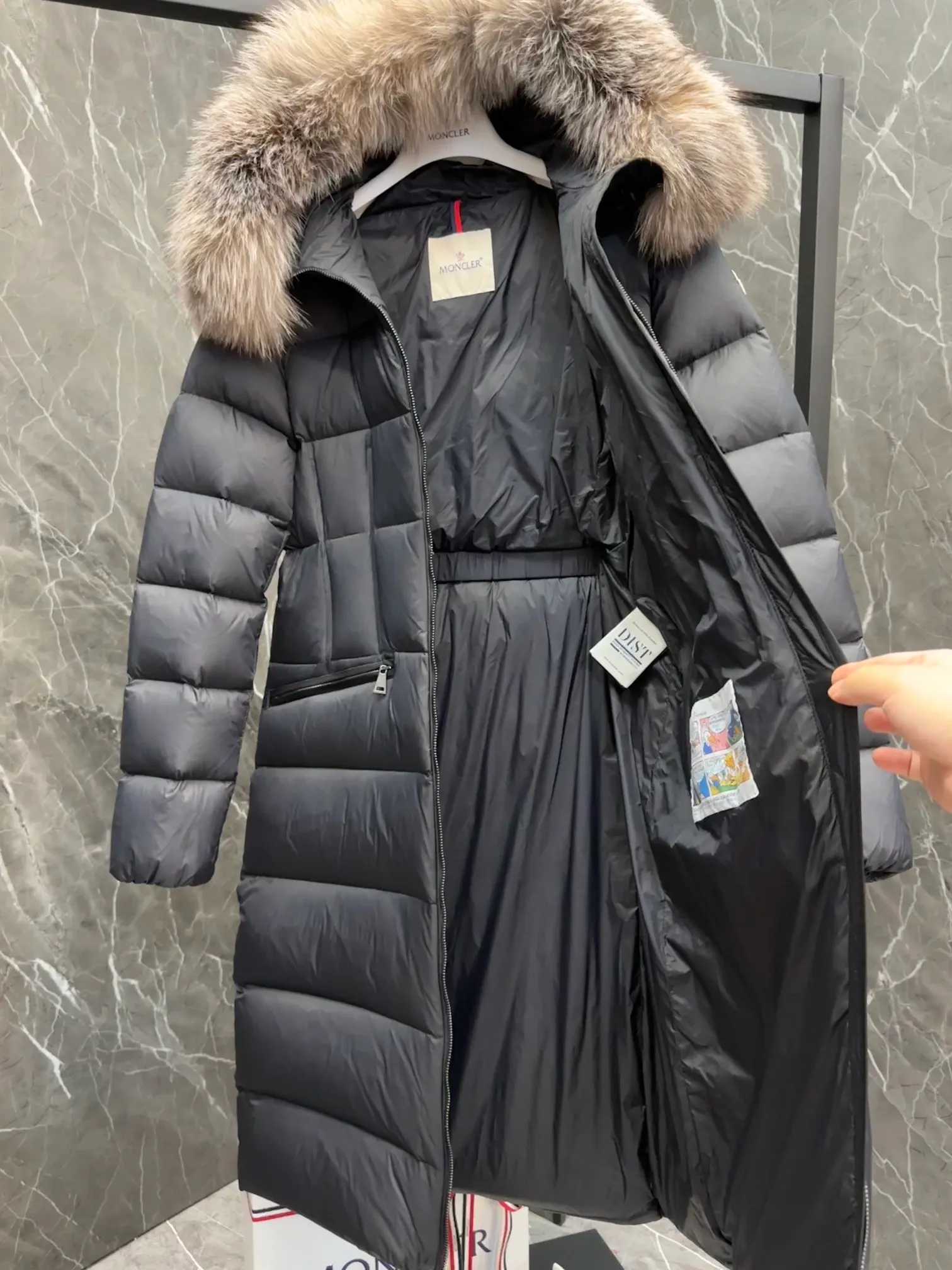 P1020 Moncler Boedic long down jacket for women. (Classic fox fur collar) adopts a whole fox fur collar imported from Finland. The Boedic long down jacket combines exquisite materials and attention to details. The timeless and elegant fashion design can provide you with a warm and caring wearing experience.  Boedic's long down jacket features a waist-cinching belt to accentuate its feminine silhouette for a stylish winter look. The cozy hood has rich fleece trim and is easily removable to suit your mood and weather conditions. Details • Made of lounge saison fabric • Longue saison lining • Filled with down • Hood with removable fox fur collar trim • Two-way zipper closure • Elastic waistband with snap button closure • Zippered pockets with grosgrain detail • Elastic cuffs Size : 1-4 .