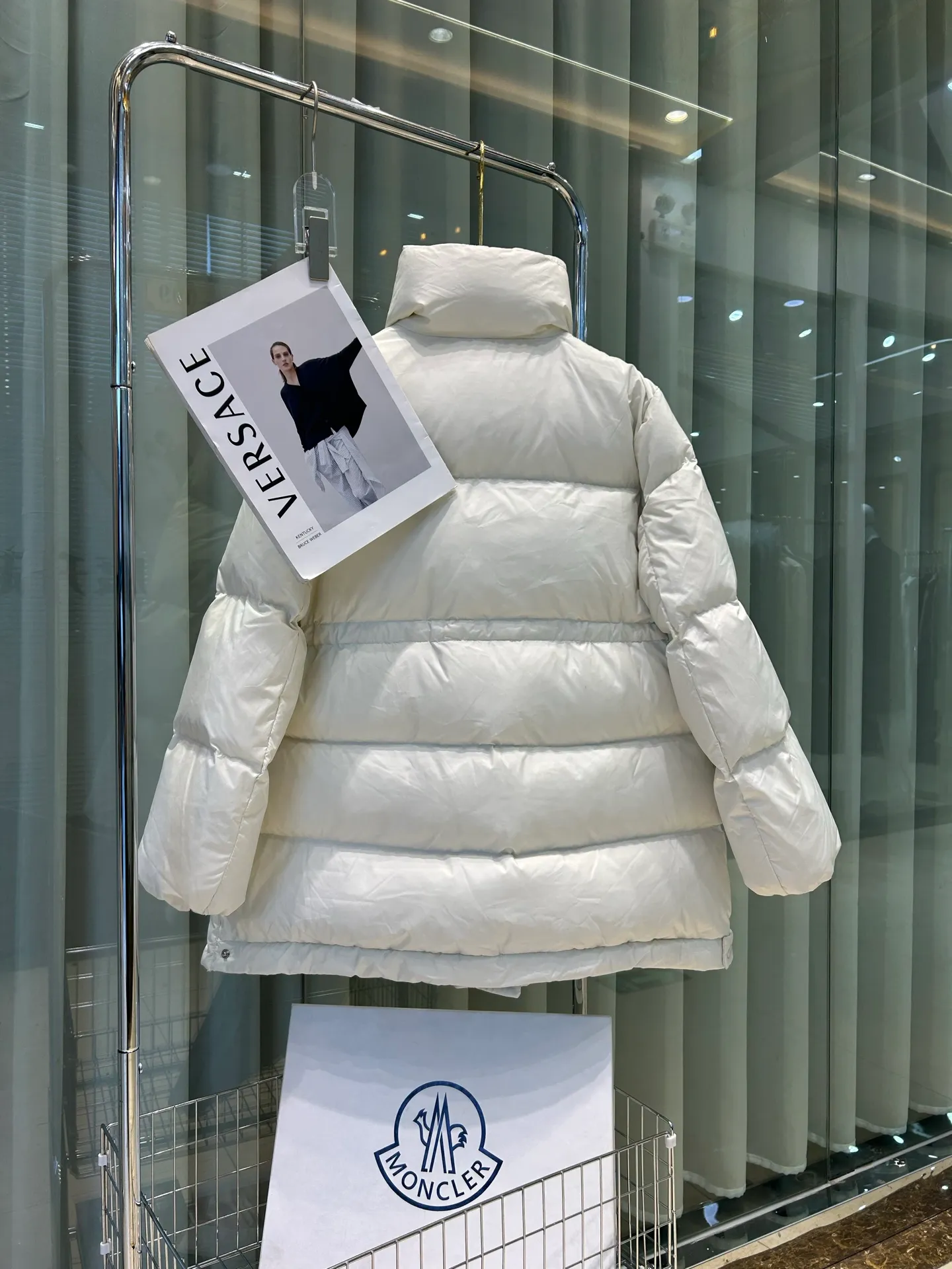 P920 25 Sophie French purchase Moncler autumn and winter women's stand collar wide version down jacket vouglans, large pocket design, bifurcated on both sides, waist waist design. Size: 0123 Color: black white