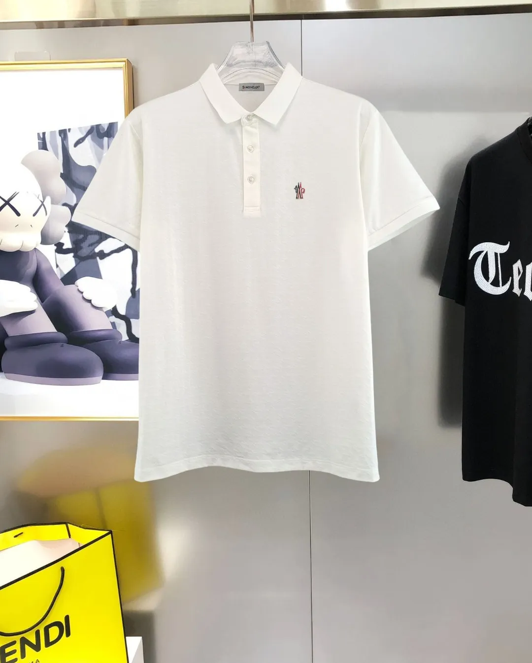 P210 Moncler 25 spring and summer top counter round neck short-sleeved T-shirt (complete with 3 labels) is made of imported Tencel cotton + jacquard fabric, original counter fabric, super brand recognition, high street and exquisite style, it will definitely become the best choice for high street appearances, short-sleeved T-shirt for couples. The fabric is light and refreshing, has a strong say in texture and comfort, has a delicate feel, is comfortable to wear, and has a good upper body effect. The mercerized cotton fabric has a very soft hand feel and the upper body is cool. This is the first time I have gotten such functional fabric in a long time. It is really good! It’s not a cheap style or material, you will definitely like it if you are trendy!  Made with the fusion of top elements, the upper body comfort is unparalleled. It can be said that it is a must-have in summer, and it is more fashionable and can easily create a fashionable outfit. It interprets your luxury and taste and creates your fashionable charm. Fashionable round neck chest T-shirt This T-shirt has exquisite craftsmanship and full design sense! The matching is trendy and stylish! This must-have item has an elegant upper body, looks good both inside and outside, and combines fashion and comfort. It looks like a basic couple’s T-shirt, but it’s actually not. It can be worn alone. It’s no problem to wear it in one piece for all seasons. The product is really, really good! It comes from the original factory. There are not many pieces that you can count on your fingers. Whether you can own it depends on your hand speed. It is flat and snug and not easy to deform. The brand logo remains the same, creating an alternative luxury fashion atmosphere and becoming a new concept emerging in 2025. Available in two colors: white and black. Size: M L XL 2XL 3XL