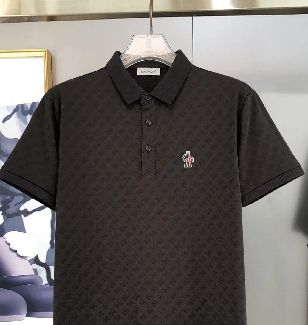 P210 Moncler 25 spring and summer top counter round neck short-sleeved T-shirt (complete with 3 labels) is made of imported Tencel cotton + jacquard fabric, original counter fabric, super brand recognition, high street and exquisite style, it will definitely become the best choice for high street appearances, short-sleeved T-shirt for couples. The fabric is light and refreshing, has a strong say in texture and comfort, has a delicate feel, is comfortable to wear, and has a good upper body effect. The mercerized cotton fabric has a very soft hand feel and the upper body is cool. This is the first time I have gotten such functional fabric in a long time. It is really good! It’s not a cheap style or material, you will definitely like it if you are trendy!  Made with the fusion of top elements, the upper body comfort is unparalleled. It can be said that it is a must-have in summer, and it is more fashionable and can easily create a fashionable outfit. It interprets your luxury and taste and creates your fashionable charm. Fashionable round neck chest T-shirt This T-shirt has exquisite craftsmanship and full design sense! The matching is trendy and stylish! This must-have item has an elegant upper body, looks good both inside and outside, and combines fashion and comfort. It looks like a basic couple’s T-shirt, but it’s actually not. It can be worn alone. It’s no problem to wear it in one piece for all seasons. The product is really, really good! It comes from the original factory. There are not many pieces that you can count on your fingers. Whether you can own it depends on your hand speed. It is flat and snug and not easy to deform. The brand logo remains the same, creating an alternative luxury fashion atmosphere and becoming a new concept emerging in 2025. Available in two colors: white and black. Size: M L XL 2XL 3XL