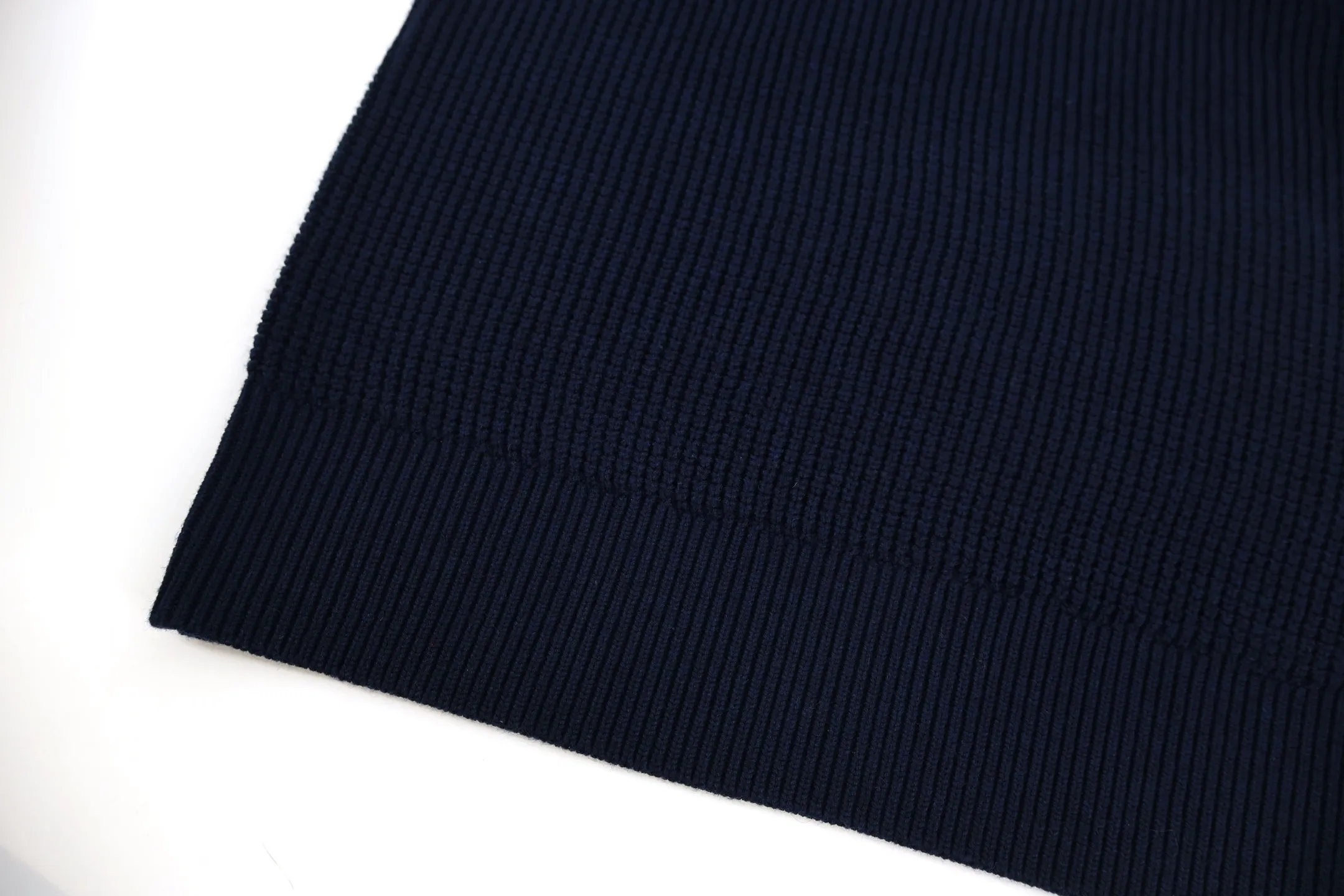 P470 Moncler chest pocket knitted sweater (navy blue) is made of customized double-ply wool blend fabric, which is comfortable on the skin and full of texture. Custom-woven and dyed yarn, the color is 100% consistent. The entire piece is knitted using an imported silver flute 7-needle knitting machine with perfect details. The Zhangzi logo adopts customized Tajima 10,000-needle embroidery technology, which is extremely precise and full of three-dimensional effect. The entire set of excipients is independently developed, and every small detail is perfectly presented. (Ps: It is generally not recommended to machine wash materials containing wool. If machine washed, it is recommended to use a laundry bag to extend the service life of the clothes~) Size: S-M-L