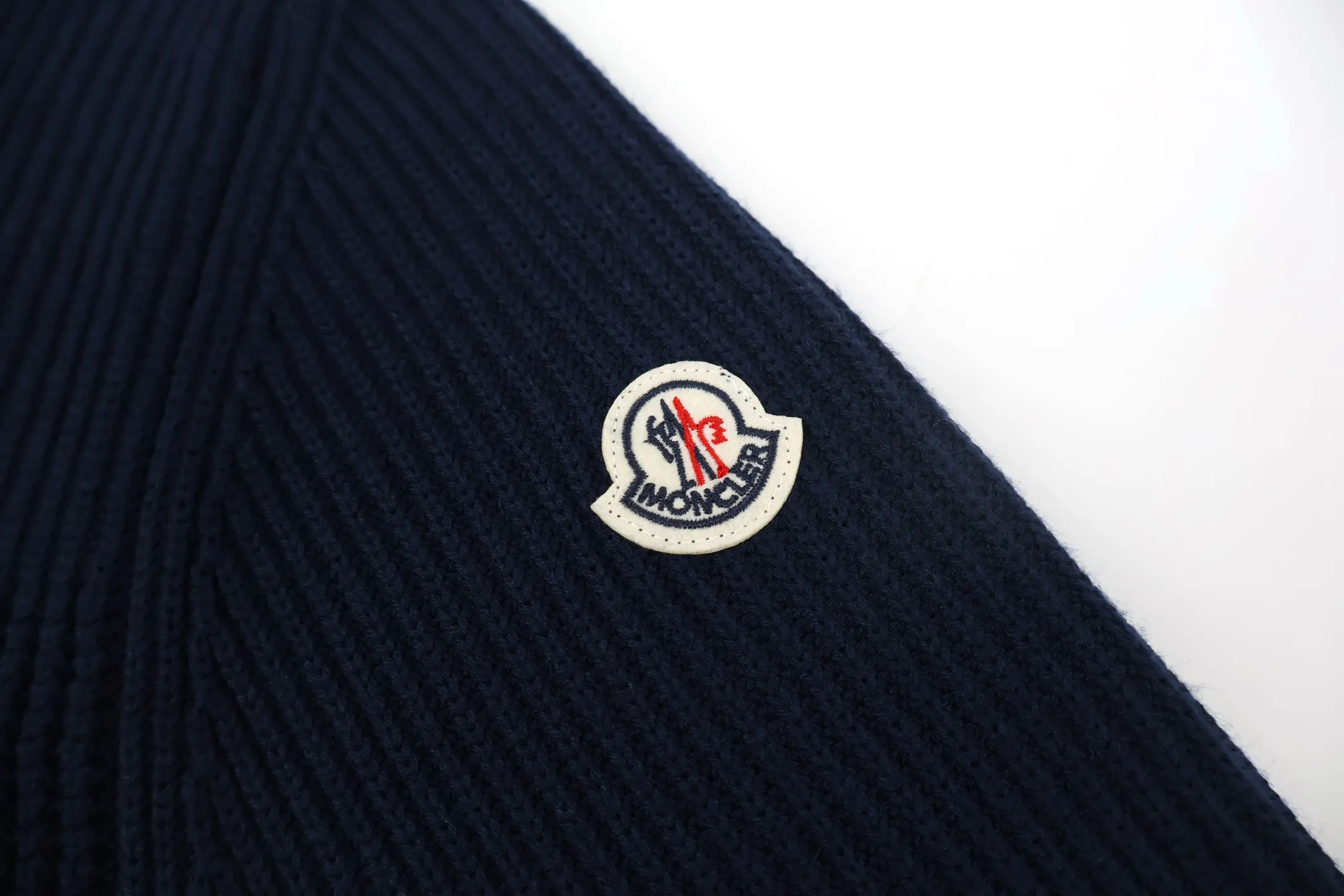 P470 Moncler chest pocket knitted sweater (navy blue) is made of customized double-ply wool blend fabric, which is comfortable on the skin and full of texture. Custom-woven and dyed yarn, the color is 100% consistent. The entire piece is knitted using an imported silver flute 7-needle knitting machine with perfect details. The Zhangzi logo adopts customized Tajima 10,000-needle embroidery technology, which is extremely precise and full of three-dimensional effect. The entire set of excipients is independently developed, and every small detail is perfectly presented. (Ps: It is generally not recommended to machine wash materials containing wool. If machine washed, it is recommended to use a laundry bag to extend the service life of the clothes~) Size: S-M-L