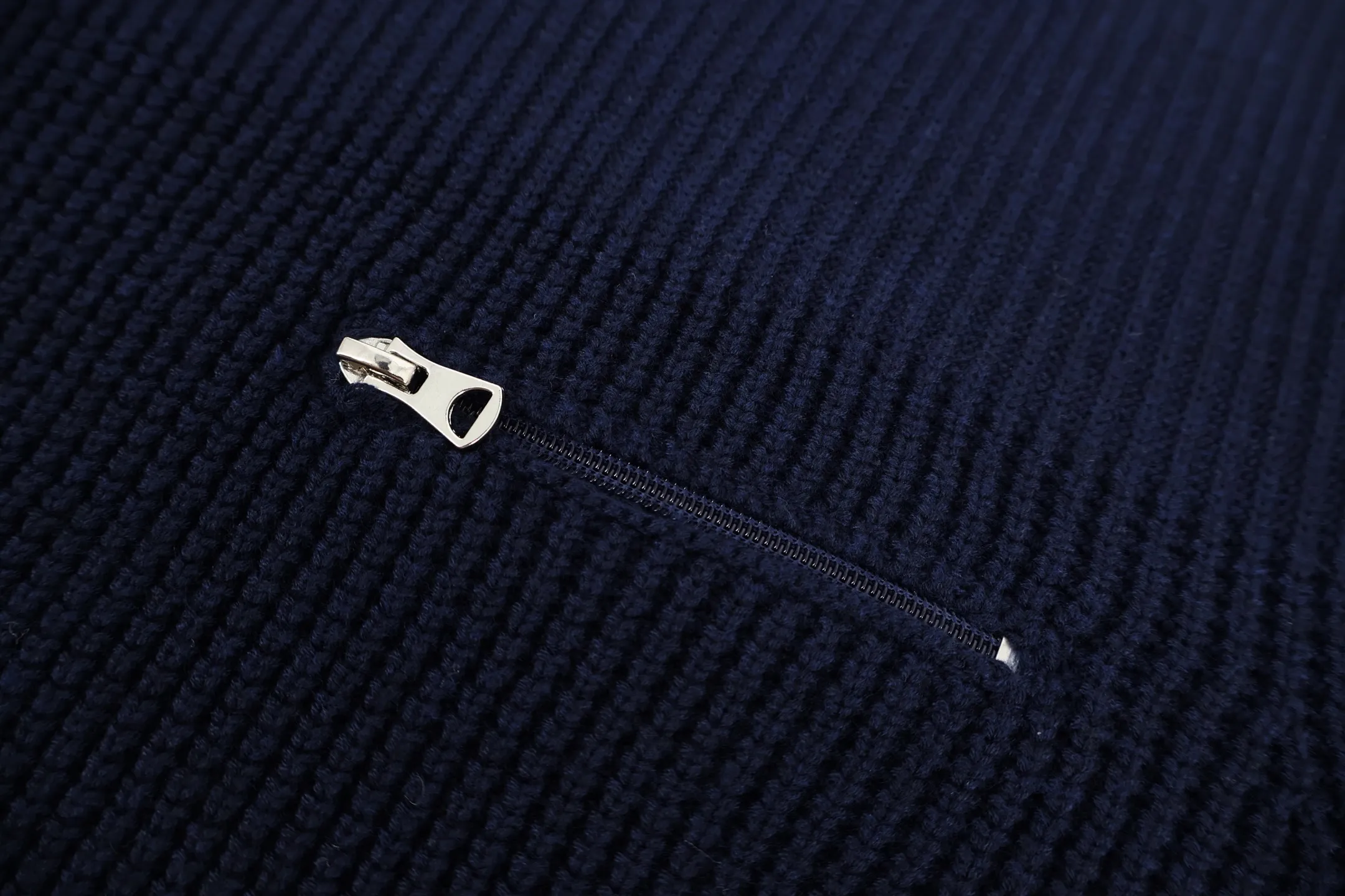 P470 Moncler chest pocket knitted sweater (navy blue) is made of customized double-ply wool blend fabric, which is comfortable on the skin and full of texture. Custom-woven and dyed yarn, the color is 100% consistent. The entire piece is knitted using an imported silver flute 7-needle knitting machine with perfect details. The Zhangzi logo adopts customized Tajima 10,000-needle embroidery technology, which is extremely precise and full of three-dimensional effect. The entire set of excipients is independently developed, and every small detail is perfectly presented. (Ps: It is generally not recommended to machine wash materials containing wool. If machine washed, it is recommended to use a laundry bag to extend the service life of the clothes~) Size: S-M-L