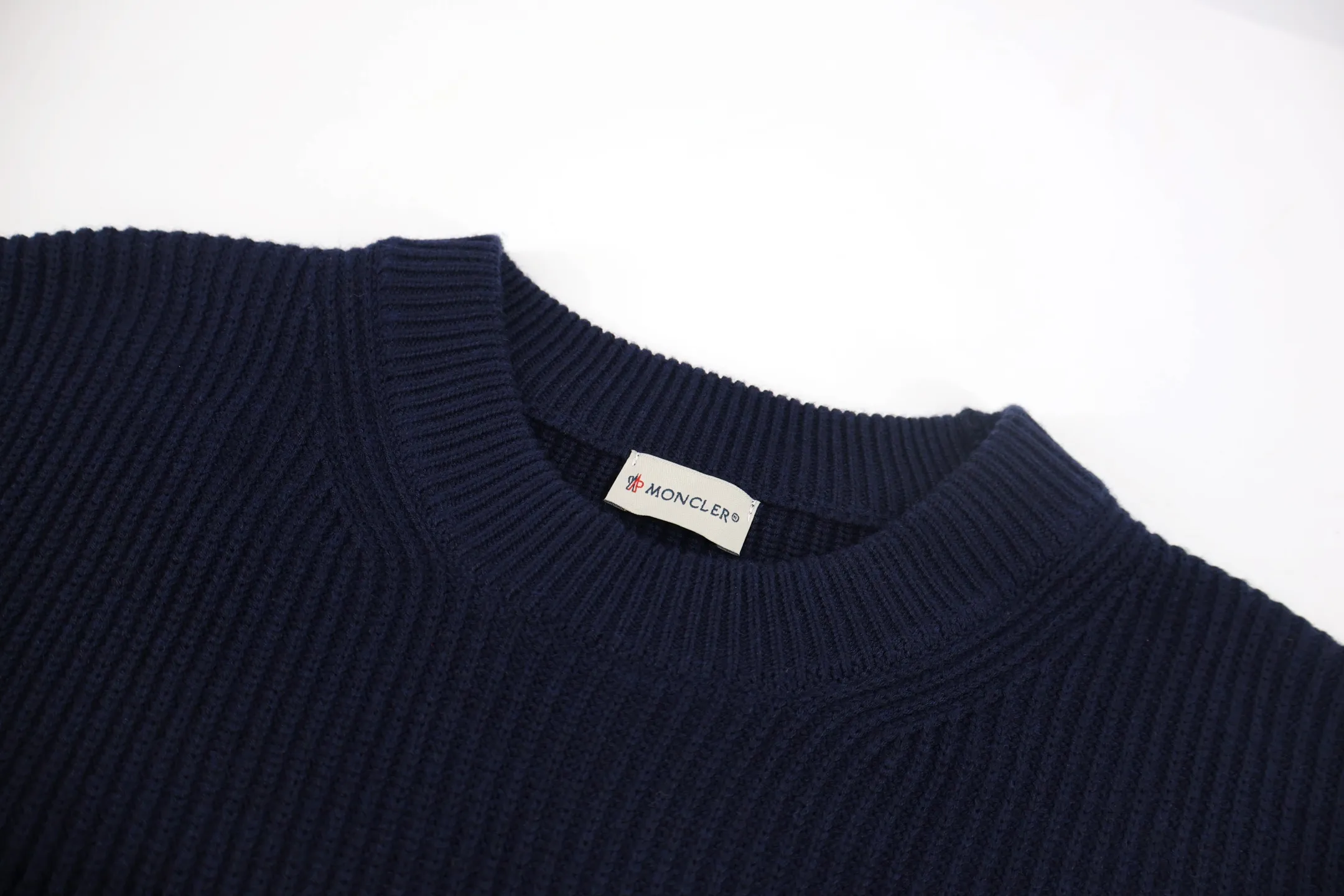 P470 Moncler chest pocket knitted sweater (navy blue) is made of customized double-ply wool blend fabric, which is comfortable on the skin and full of texture. Custom-woven and dyed yarn, the color is 100% consistent. The entire piece is knitted using an imported silver flute 7-needle knitting machine with perfect details. The Zhangzi logo adopts customized Tajima 10,000-needle embroidery technology, which is extremely precise and full of three-dimensional effect. The entire set of excipients is independently developed, and every small detail is perfectly presented. (Ps: It is generally not recommended to machine wash materials containing wool. If machine washed, it is recommended to use a laundry bag to extend the service life of the clothes~) Size: S-M-L