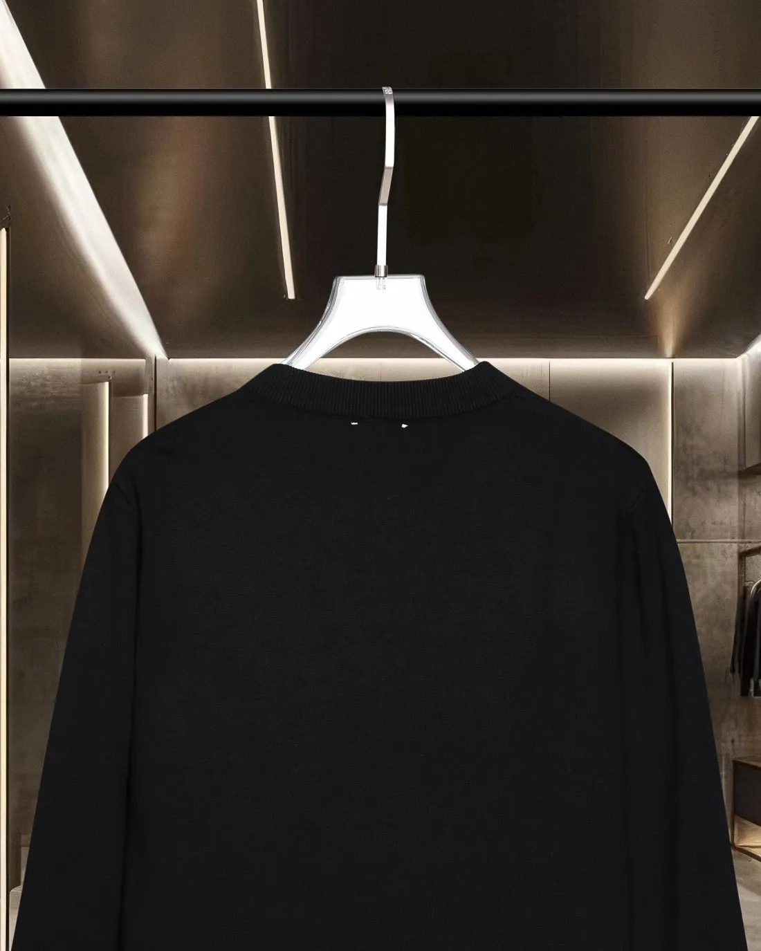 P236 (please stock available) Moncler/Mask 25Fw classic chest Logo letter badge logo casual knitted pullover sweater 2025FW official website new original fabric official same style Selected sweater customization Imported wool fabric High-end version, counter custom fabric High breathability and comfort, precision production, impeccable detail processing, ✅customized logo engraved buttons, three complete labels. Brand element design concept reflects high quality. It feels delicate and soft! Presenting a casual cut, the upper body shape is great 🐍 Color; black, white and gray Size: M-XXXL