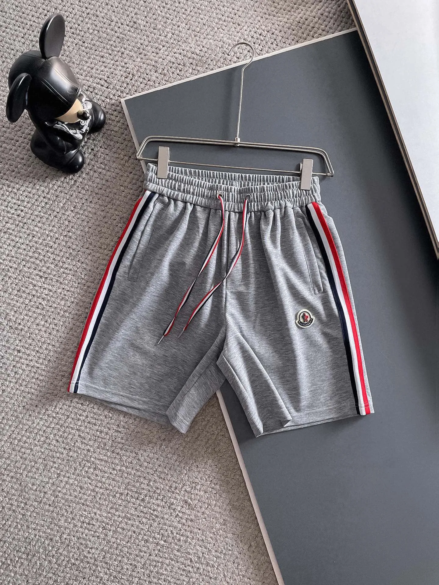 P560 Brand [MONCLER Mouth Covered] 2025 round neck short-sleeved shorts suit. The pure cotton fabric upper body will not be stuffy, the smooth and comfortable skin-friendly effect is more breathable, the fabric has its own texture, classic logo technology, a new interpretation from a unique angle, the first choice for fashion and versatility! Size: M-3XL (maximum wear: 190 pounds)