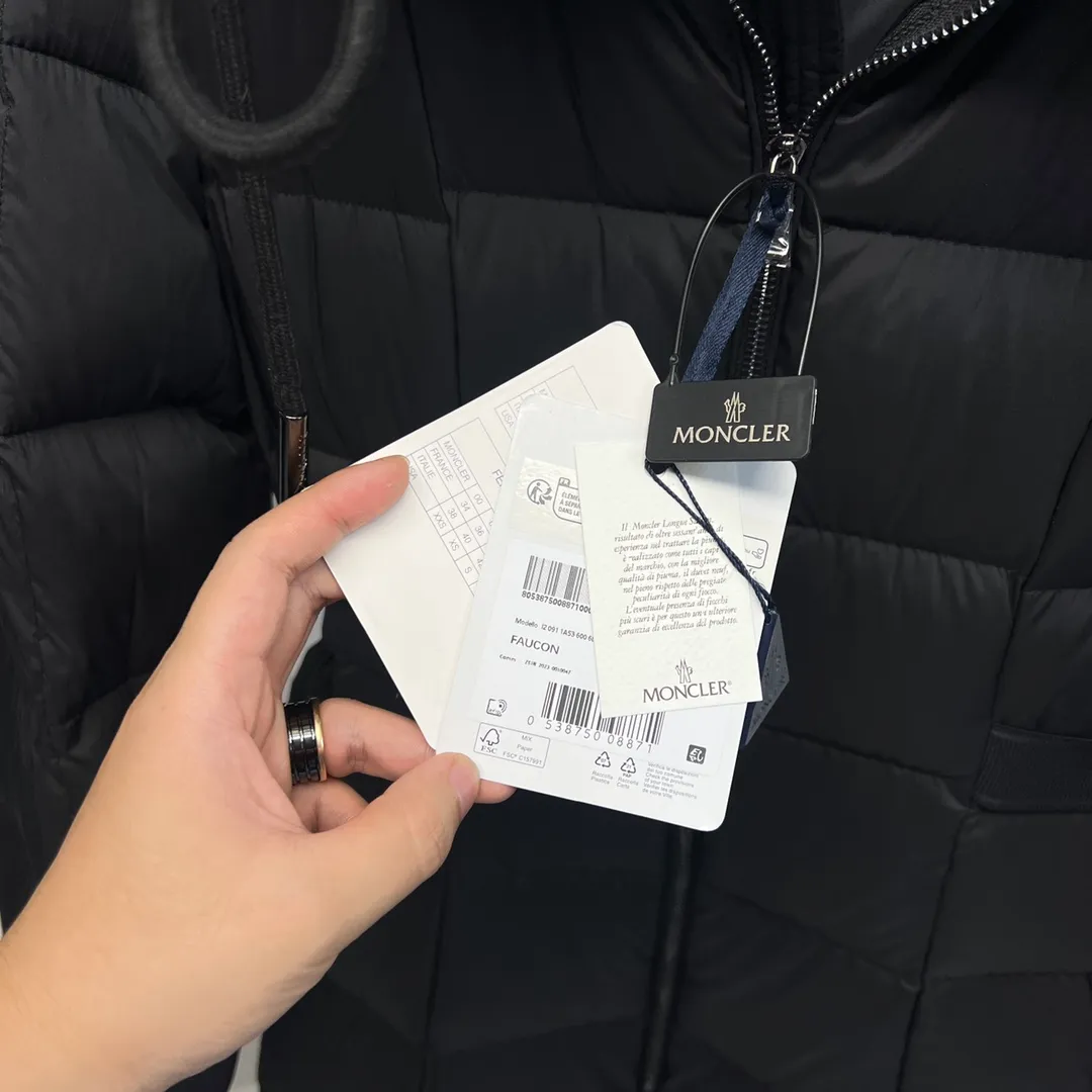 P1040 Premium down ⬆️Moncler winter new product Faucon long women's down jacket jacket (⚠️Special grade goose down filling, tag barcode model number corresponds to the official website, tag has built-in NFC inductive anti-counterfeiting, this filling technology is in the skirt, super downy one) The hot style Faucon women's long down jacket is a must-have for the fugitive princess. It interprets the classic item in a new proportion, showing impeccable fashion style. Product Details The Faucon long down jacket is made of polyester fabric and has a slim, wide silhouette with a nipped-in waist. The Longue saison lining is lightweight and the three-dimensional hood adds a finishing touch to the style. Made of polyester fabric •Longue saison lining •Down filling •Adjustable hood •Zip closure •Zip pockets •Elastic waist •Logo patch Size: 1-4 Fairy Style