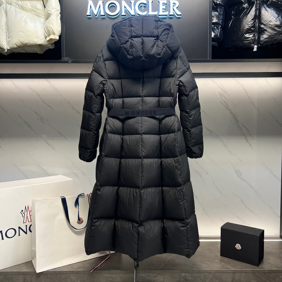 P1040 Premium down ⬆️Moncler winter new product Faucon long women's down jacket jacket (⚠️Special grade goose down filling, tag barcode model number corresponds to the official website, tag has built-in NFC inductive anti-counterfeiting, this filling technology is in the skirt, super downy one) The hot style Faucon women's long down jacket is a must-have for the fugitive princess. It interprets the classic item in a new proportion, showing impeccable fashion style. Product Details The Faucon long down jacket is made of polyester fabric and has a slim, wide silhouette with a nipped-in waist. The Longue saison lining is lightweight and the three-dimensional hood adds a finishing touch to the style. Made of polyester fabric •Longue saison lining •Down filling •Adjustable hood •Zip closure •Zip pockets •Elastic waist •Logo patch Size: 1-4 Fairy Style
