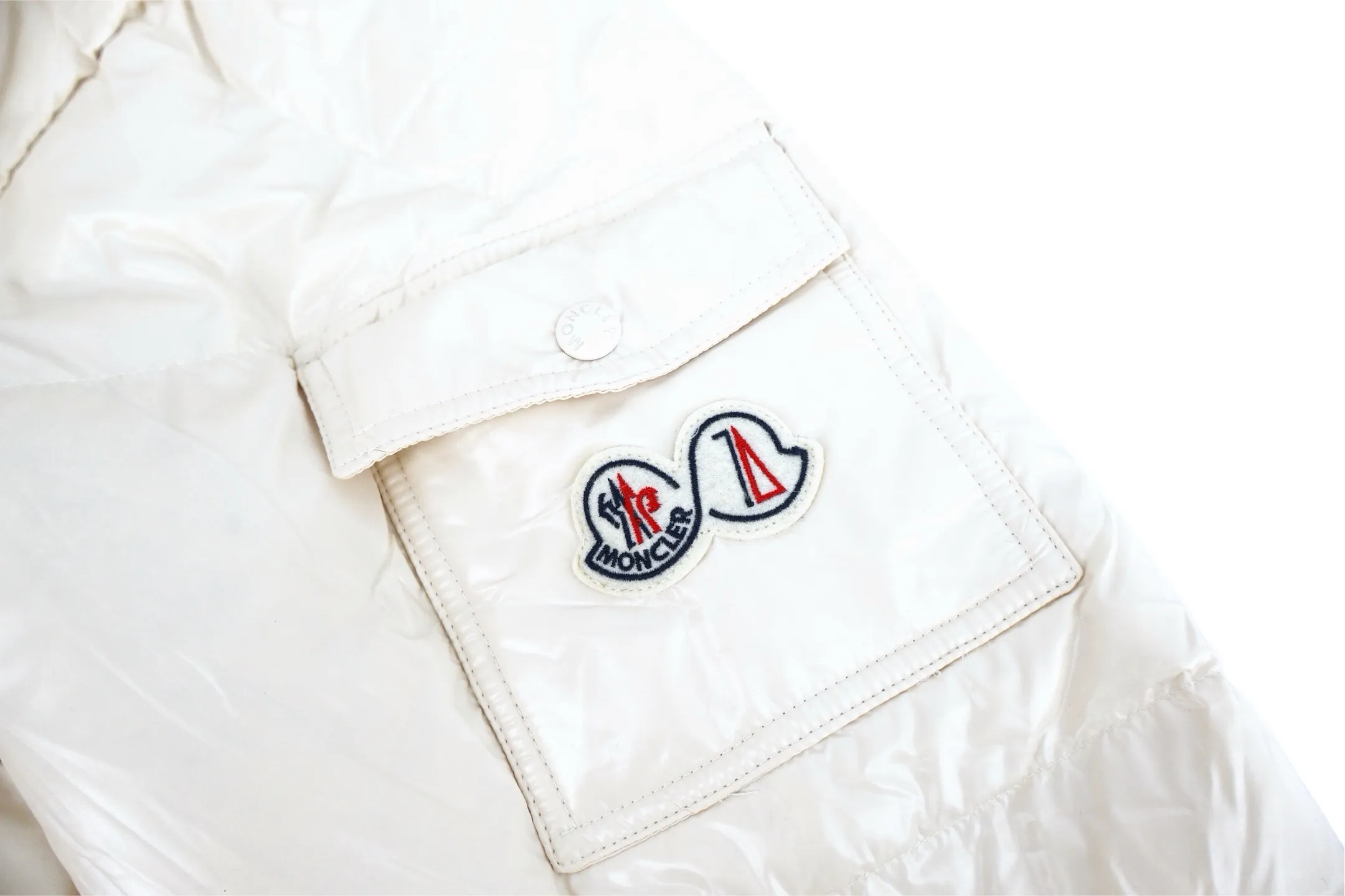 P1110 Moncler 70th Anniversary Lacquered Down Jacket (off-white) Moncler 70th Anniversary Limited Series, supplied to Bosideng OEM fabric factory in Shengze Town, Wujiang District, Suzhou. The gloss and supporting density are 100% restored. Fabric: 100% nylon, lining: 100% nylon, high-density matte nylon fabric, four-layer construction to prevent leakage and velvet leakage. , NFC induction anti-counterfeiting chip, mobile phone pop-up window to enter the official website, national standard 90% pure white duck down, exclusive use of top-grade down on the market, never fake goose down, etc. A series of misunderstandings such as high density, full set of auxiliary materials and hardware mold opening, no doubt about the quality, high down filling, excellent windproof and warm performance. Size:1-2-3-4-5