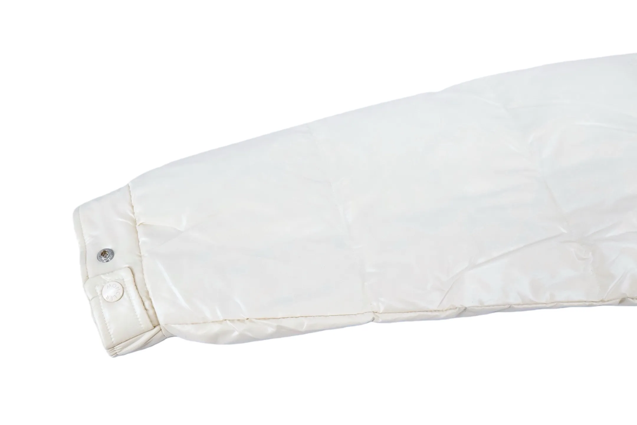 P1110 Moncler 70th Anniversary Lacquered Down Jacket (off-white) Moncler 70th Anniversary Limited Series, supplied to Bosideng OEM fabric factory in Shengze Town, Wujiang District, Suzhou. The gloss and supporting density are 100% restored. Fabric: 100% nylon, lining: 100% nylon, high-density matte nylon fabric, four-layer construction to prevent leakage and velvet leakage. , NFC induction anti-counterfeiting chip, mobile phone pop-up window to enter the official website, national standard 90% pure white duck down, exclusive use of top-grade down on the market, never fake goose down, etc. A series of misunderstandings such as high density, full set of auxiliary materials and hardware mold opening, no doubt about the quality, high down filling, excellent windproof and warm performance. Size:1-2-3-4-5