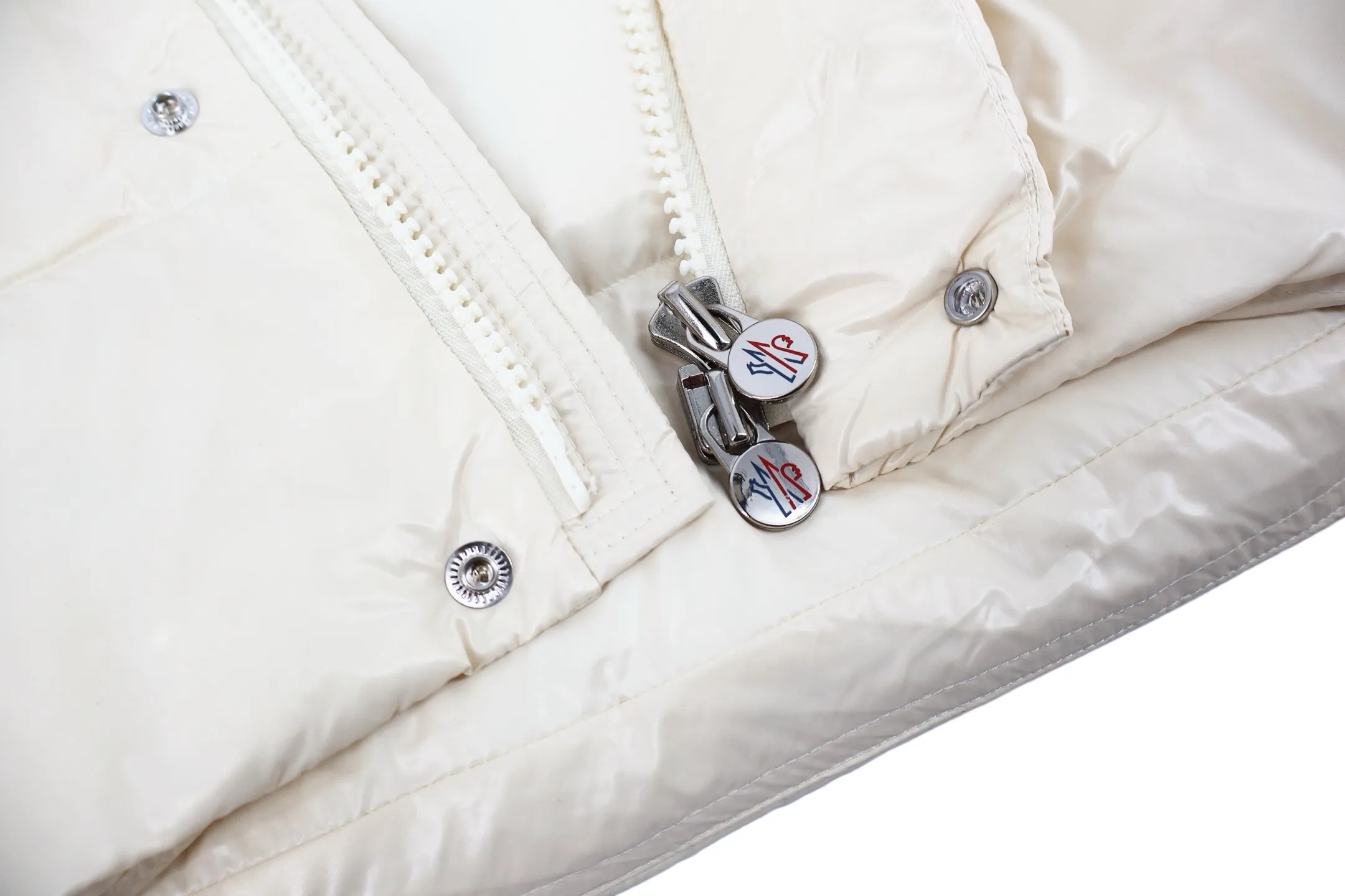 P1110 Moncler 70th Anniversary Lacquered Down Jacket (off-white) Moncler 70th Anniversary Limited Series, supplied to Bosideng OEM fabric factory in Shengze Town, Wujiang District, Suzhou. The gloss and supporting density are 100% restored. Fabric: 100% nylon, lining: 100% nylon, high-density matte nylon fabric, four-layer construction to prevent leakage and velvet leakage. , NFC induction anti-counterfeiting chip, mobile phone pop-up window to enter the official website, national standard 90% pure white duck down, exclusive use of top-grade down on the market, never fake goose down, etc. A series of misunderstandings such as high density, full set of auxiliary materials and hardware mold opening, no doubt about the quality, high down filling, excellent windproof and warm performance. Size:1-2-3-4-5