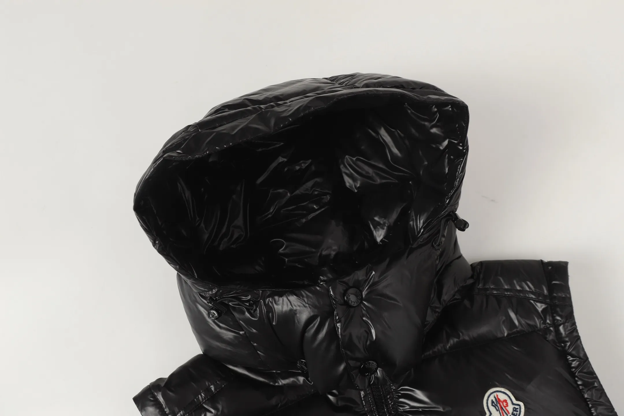 P400 Top real shot, differentiated currency] 𝗠𝗼𝗻𝗰𝗲𝗿/Mask Down Vest Model No.: TT144 The Maya/Maya Down Vest, a collection of Moncler archives that has been awaited for a year, maya down vest is made of iconic shiny lacquered nylon, with high-performance details to provide warmth and protection. This Moncler classic piece is equipped with a detachable hood to enhance the protective performance of the overall design. •NFC chip anti-counterfeiting •Made of lacquered nylon •Painted nylon •Filled with down •Detachable hood •Zipper closure •Outer pocket with zipper closure •Elastic drawstring at the hem The detachable hood gives this down vest more matching options. Toray glossy outer material is provided by customers. 15D nylon fabric/lining is of the highest standard. The fabric feels smooth and has a very textured feel. The entire down jacket has four layers of fabric in total, and the two inner layers are made of the best 400D liner cloth and woolen! It is filled with imported European standard 90% white duck down, with high fluffiness, high gram weight and down content. The feel is excellent in all aspects. You can hardly feel the hair stalks, and you don’t have to worry about the velvet problem. It can effectively lock in and collect heat. You can feel its plump state by looking at the real photos. It is quite light on the upper body and does not feel bloated at all. Double zipper pockets on both sides, No. 5 resin zipper closure method; soft and not stuck; there is no problem in putting a mobile phone card holder! The resin zipper blocks the wind; it blocks the cold wind in the cold winter! Original durable accessories and hardware ~ all made to order! It shows the aura of big brands everywhere, highlights the high-end style and quality, is simple and elegant, and looks good no matter how you wear it. Mengkou has been focusing on production for 8 years. The perfect combination of every link ensures the smoothness of each piece of clothing. It is the Rolls-Royce of down jackets~ Color: Black Size: 1-2-3-4-5