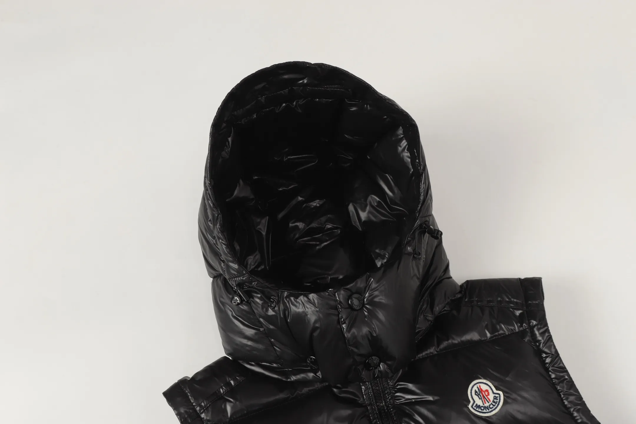 P400 Top real shot, differentiated currency] 𝗠𝗼𝗻𝗰𝗲𝗿/Mask Down Vest Model No.: TT144 The Maya/Maya Down Vest, a collection of Moncler archives that has been awaited for a year, maya down vest is made of iconic shiny lacquered nylon, with high-performance details to provide warmth and protection. This Moncler classic piece is equipped with a detachable hood to enhance the protective performance of the overall design. •NFC chip anti-counterfeiting •Made of lacquered nylon •Painted nylon •Filled with down •Detachable hood •Zipper closure •Outer pocket with zipper closure •Elastic drawstring at the hem The detachable hood gives this down vest more matching options. Toray glossy outer material is provided by customers. 15D nylon fabric/lining is of the highest standard. The fabric feels smooth and has a very textured feel. The entire down jacket has four layers of fabric in total, and the two inner layers are made of the best 400D liner cloth and woolen! It is filled with imported European standard 90% white duck down, with high fluffiness, high gram weight and down content. The feel is excellent in all aspects. You can hardly feel the hair stalks, and you don’t have to worry about the velvet problem. It can effectively lock in and collect heat. You can feel its plump state by looking at the real photos. It is quite light on the upper body and does not feel bloated at all. Double zipper pockets on both sides, No. 5 resin zipper closure method; soft and not stuck; there is no problem in putting a mobile phone card holder! The resin zipper blocks the wind; it blocks the cold wind in the cold winter! Original durable accessories and hardware ~ all made to order! It shows the aura of big brands everywhere, highlights the high-end style and quality, is simple and elegant, and looks good no matter how you wear it. Mengkou has been focusing on production for 8 years. The perfect combination of every link ensures the smoothness of each piece of clothing. It is the Rolls-Royce of down jackets~ Color: Black Size: 1-2-3-4-5