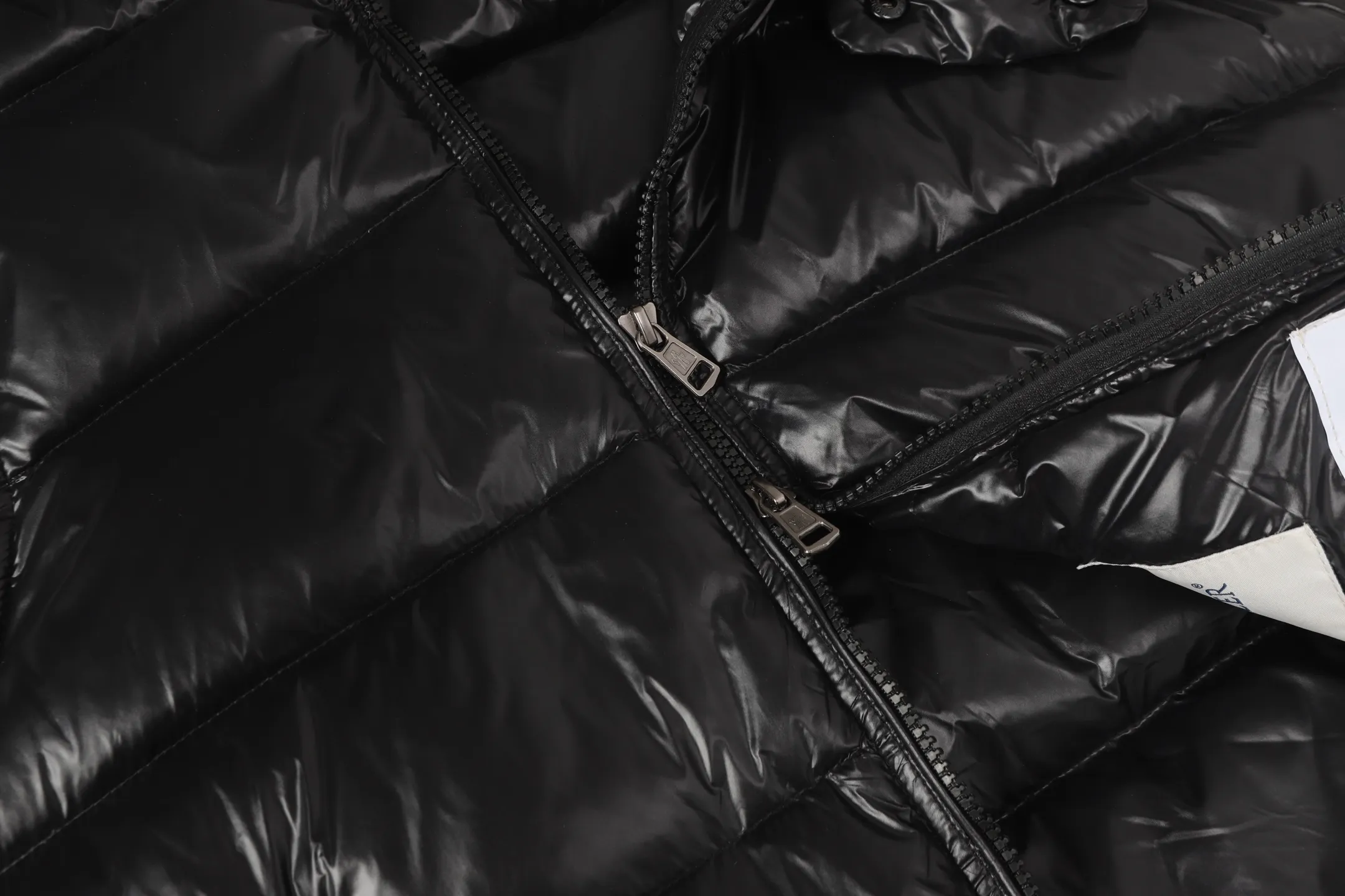 P400 Top real shot, differentiated currency] 𝗠𝗼𝗻𝗰𝗲𝗿/Mask Down Vest Model No.: TT144 The Maya/Maya Down Vest, a collection of Moncler archives that has been awaited for a year, maya down vest is made of iconic shiny lacquered nylon, with high-performance details to provide warmth and protection. This Moncler classic piece is equipped with a detachable hood to enhance the protective performance of the overall design. •NFC chip anti-counterfeiting •Made of lacquered nylon •Painted nylon •Filled with down •Detachable hood •Zipper closure •Outer pocket with zipper closure •Elastic drawstring at the hem The detachable hood gives this down vest more matching options. Toray glossy outer material is provided by customers. 15D nylon fabric/lining is of the highest standard. The fabric feels smooth and has a very textured feel. The entire down jacket has four layers of fabric in total, and the two inner layers are made of the best 400D liner cloth and woolen! It is filled with imported European standard 90% white duck down, with high fluffiness, high gram weight and down content. The feel is excellent in all aspects. You can hardly feel the hair stalks, and you don’t have to worry about the velvet problem. It can effectively lock in and collect heat. You can feel its plump state by looking at the real photos. It is quite light on the upper body and does not feel bloated at all. Double zipper pockets on both sides, No. 5 resin zipper closure method; soft and not stuck; there is no problem in putting a mobile phone card holder! The resin zipper blocks the wind; it blocks the cold wind in the cold winter! Original durable accessories and hardware ~ all made to order! It shows the aura of big brands everywhere, highlights the high-end style and quality, is simple and elegant, and looks good no matter how you wear it. Mengkou has been focusing on production for 8 years. The perfect combination of every link ensures the smoothness of each piece of clothing. It is the Rolls-Royce of down jackets~ Color: Black Size: 1-2-3-4-5