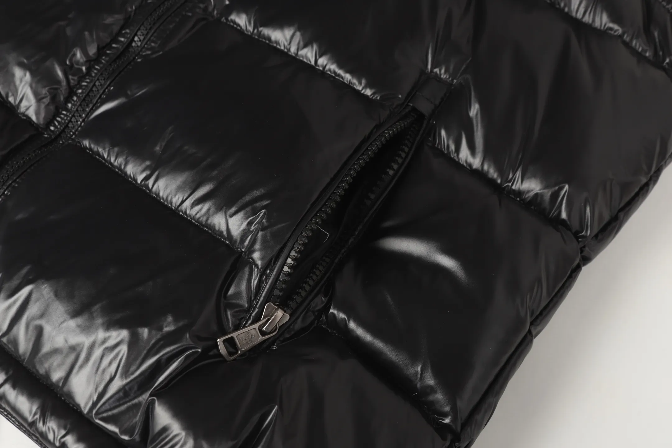 P400 Top real shot, differentiated currency] 𝗠𝗼𝗻𝗰𝗲𝗿/Mask Down Vest Model No.: TT144 The Maya/Maya Down Vest, a collection of Moncler archives that has been awaited for a year, maya down vest is made of iconic shiny lacquered nylon, with high-performance details to provide warmth and protection. This Moncler classic piece is equipped with a detachable hood to enhance the protective performance of the overall design. •NFC chip anti-counterfeiting •Made of lacquered nylon •Painted nylon •Filled with down •Detachable hood •Zipper closure •Outer pocket with zipper closure •Elastic drawstring at the hem The detachable hood gives this down vest more matching options. Toray glossy outer material is provided by customers. 15D nylon fabric/lining is of the highest standard. The fabric feels smooth and has a very textured feel. The entire down jacket has four layers of fabric in total, and the two inner layers are made of the best 400D liner cloth and woolen! It is filled with imported European standard 90% white duck down, with high fluffiness, high gram weight and down content. The feel is excellent in all aspects. You can hardly feel the hair stalks, and you don’t have to worry about the velvet problem. It can effectively lock in and collect heat. You can feel its plump state by looking at the real photos. It is quite light on the upper body and does not feel bloated at all. Double zipper pockets on both sides, No. 5 resin zipper closure method; soft and not stuck; there is no problem in putting a mobile phone card holder! The resin zipper blocks the wind; it blocks the cold wind in the cold winter! Original durable accessories and hardware ~ all made to order! It shows the aura of big brands everywhere, highlights the high-end style and quality, is simple and elegant, and looks good no matter how you wear it. Mengkou has been focusing on production for 8 years. The perfect combination of every link ensures the smoothness of each piece of clothing. It is the Rolls-Royce of down jackets~ Color: Black Size: 1-2-3-4-5