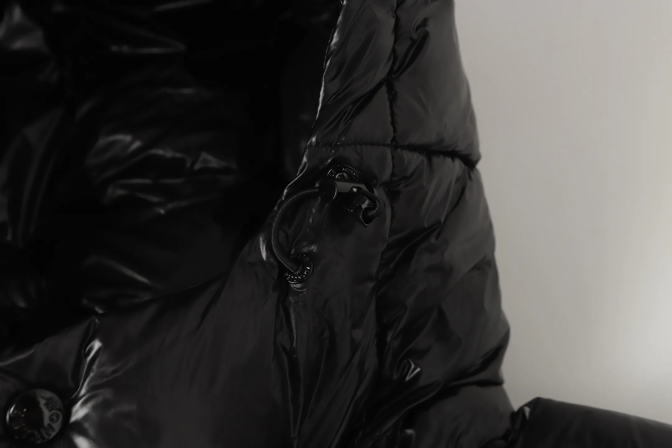 P400 Top real shot, differentiated currency] 𝗠𝗼𝗻𝗰𝗲𝗿/Mask Down Vest Model No.: TT144 The Maya/Maya Down Vest, a collection of Moncler archives that has been awaited for a year, maya down vest is made of iconic shiny lacquered nylon, with high-performance details to provide warmth and protection. This Moncler classic piece is equipped with a detachable hood to enhance the protective performance of the overall design. •NFC chip anti-counterfeiting •Made of lacquered nylon •Painted nylon •Filled with down •Detachable hood •Zipper closure •Outer pocket with zipper closure •Elastic drawstring at the hem The detachable hood gives this down vest more matching options. Toray glossy outer material is provided by customers. 15D nylon fabric/lining is of the highest standard. The fabric feels smooth and has a very textured feel. The entire down jacket has four layers of fabric in total, and the two inner layers are made of the best 400D liner cloth and woolen! It is filled with imported European standard 90% white duck down, with high fluffiness, high gram weight and down content. The feel is excellent in all aspects. You can hardly feel the hair stalks, and you don’t have to worry about the velvet problem. It can effectively lock in and collect heat. You can feel its plump state by looking at the real photos. It is quite light on the upper body and does not feel bloated at all. Double zipper pockets on both sides, No. 5 resin zipper closure method; soft and not stuck; there is no problem in putting a mobile phone card holder! The resin zipper blocks the wind; it blocks the cold wind in the cold winter! Original durable accessories and hardware ~ all made to order! It shows the aura of big brands everywhere, highlights the high-end style and quality, is simple and elegant, and looks good no matter how you wear it. Mengkou has been focusing on production for 8 years. The perfect combination of every link ensures the smoothness of each piece of clothing. It is the Rolls-Royce of down jackets~ Color: Black Size: 1-2-3-4-5