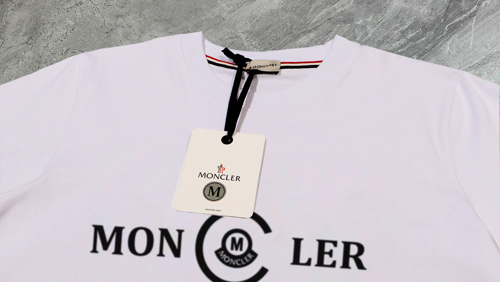 P210 High-version sweatshirt) [Long-term stock] 〖𝐌𝐎𝐍𝐂𝐋𝐄𝐑~Mask〗 Made of 440g heavy-weight fabric. It is different from the market currency. It can be matched with any variety and is properly handsome. 😎The whole dress is made of double waistcoats. The double waistcoats make the whole dress more three-dimensional. Not ordinary factories can do such fine work. 2025 Spring runway version of the T stage, on sale at the counter, round neck terry sweatshirt, high-end double-strand pure cotton, custom-made stretch ribs, dyed in the same vat, complete with three standards, matched with exquisite embroidered LOGO on the chest, simple and advanced, same style for men and women. Color: black, apricot, white, size: S M L XL 2XL