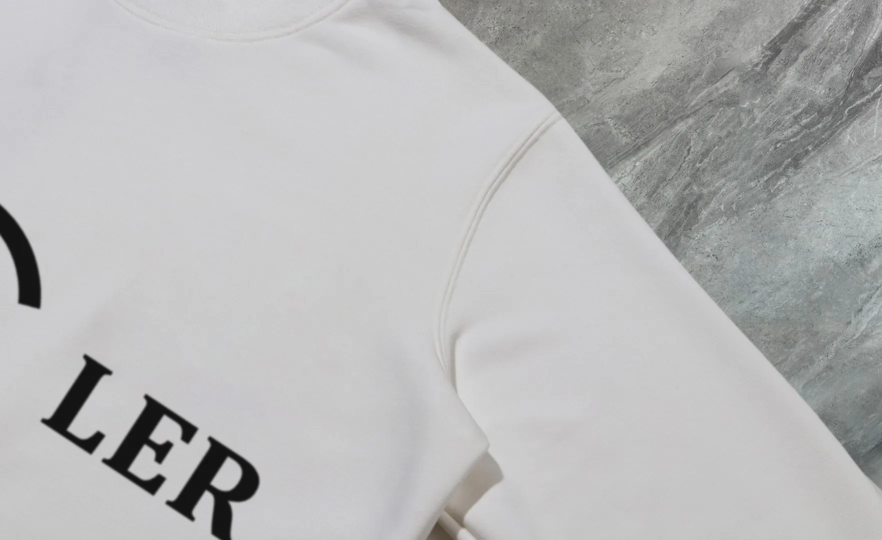 P210 High-version sweatshirt) [Long-term stock] 〖𝐌𝐎𝐍𝐂𝐋𝐄𝐑~Mask〗 Made of 440g heavy-weight fabric. It is different from the market currency. It can be matched with any variety and is properly handsome. 😎The whole dress is made of double waistcoats. The double waistcoats make the whole dress more three-dimensional. Not ordinary factories can do such fine work. 2025 Spring runway version of the T stage, on sale at the counter, round neck terry sweatshirt, high-end double-strand pure cotton, custom-made stretch ribs, dyed in the same vat, complete with three standards, matched with exquisite embroidered LOGO on the chest, simple and advanced, same style for men and women. Color: black, apricot, white, size: S M L XL 2XL