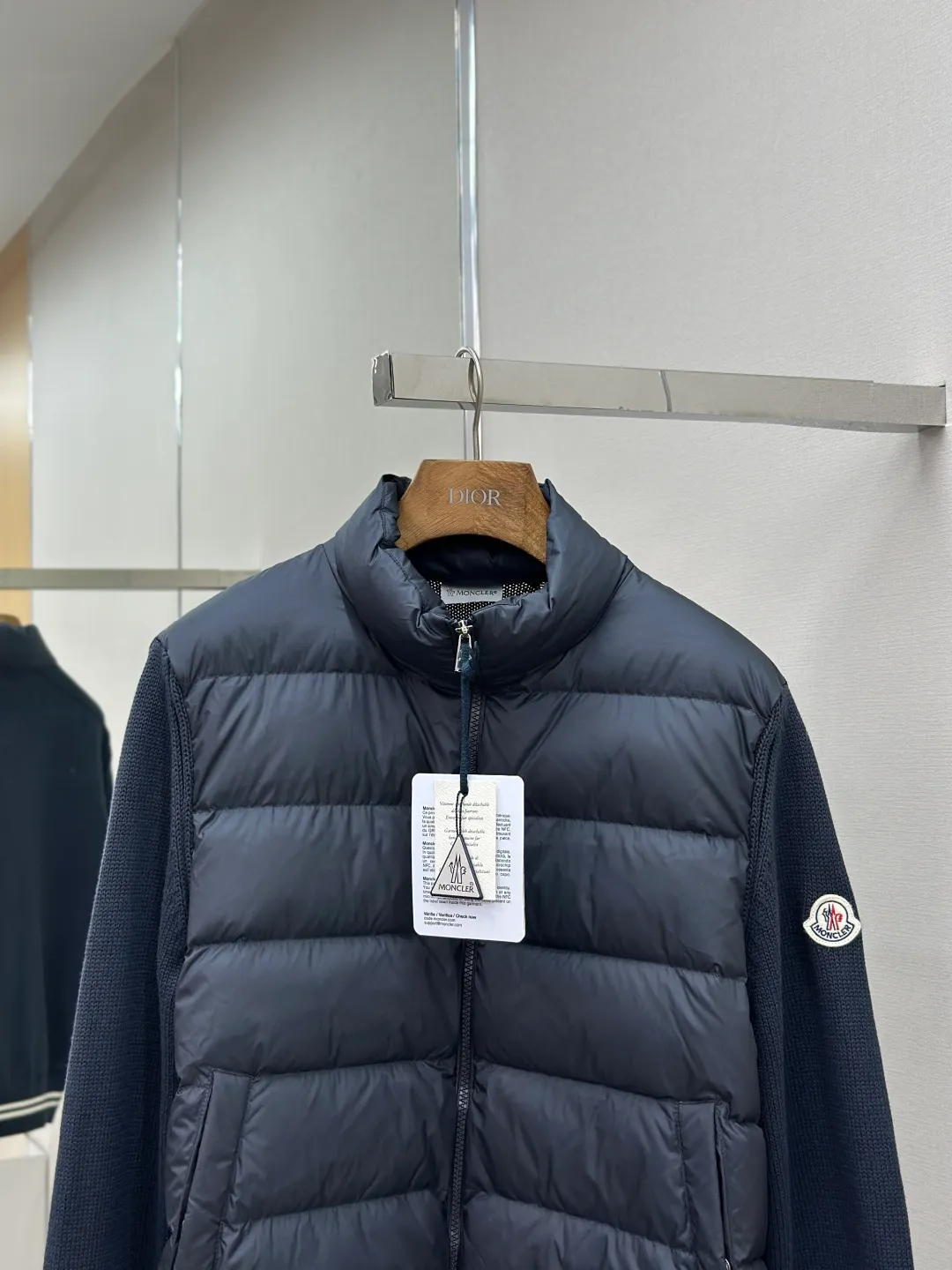 P830 Moncler Wool Splicing Fabric Selection: The front body fabric is made of 100% polyester fiber high-density weaving, with a thickness of 0.08mm to avoid increasing the overall weight and being smooth. The high-density weaving structure forms a wind resistance layer to protect the thermal efficiency of the thermal insulation layer from loss. At the same time, it can withstand the expansion pressure of down and prevent deformation and damage after long-term use.  The splicing design of the hood not only retains the warmth retention performance, but also incorporates the fashion elements, making the whole thing both practical and fashionable.  High-quality material: It is famous for its high-quality white duck down filling, with a filling capacity of 110g, and excellent warmth retention effect. At the same time, some are made of natural fiber materials such as wool and cashmere, which are soft, comfortable and skin-friendly.  The splicing process is exquisite to ensure comfortable wearing and not easy to get off-line or velvet.  High collar design: not only provides excellent thermal insulation effect, but also adds a unique sense of fashion, allowing the wearer to maintain style in the cold season.  Stripe decoration: The stripes on the cuffs and hem are like bright brushstrokes, embellished on the navy blue, injecting vitality and movement into the overall shape, making it more eye-catching.  Accessories: Customized zipper puller Customized badge Size: 1 2 3 4