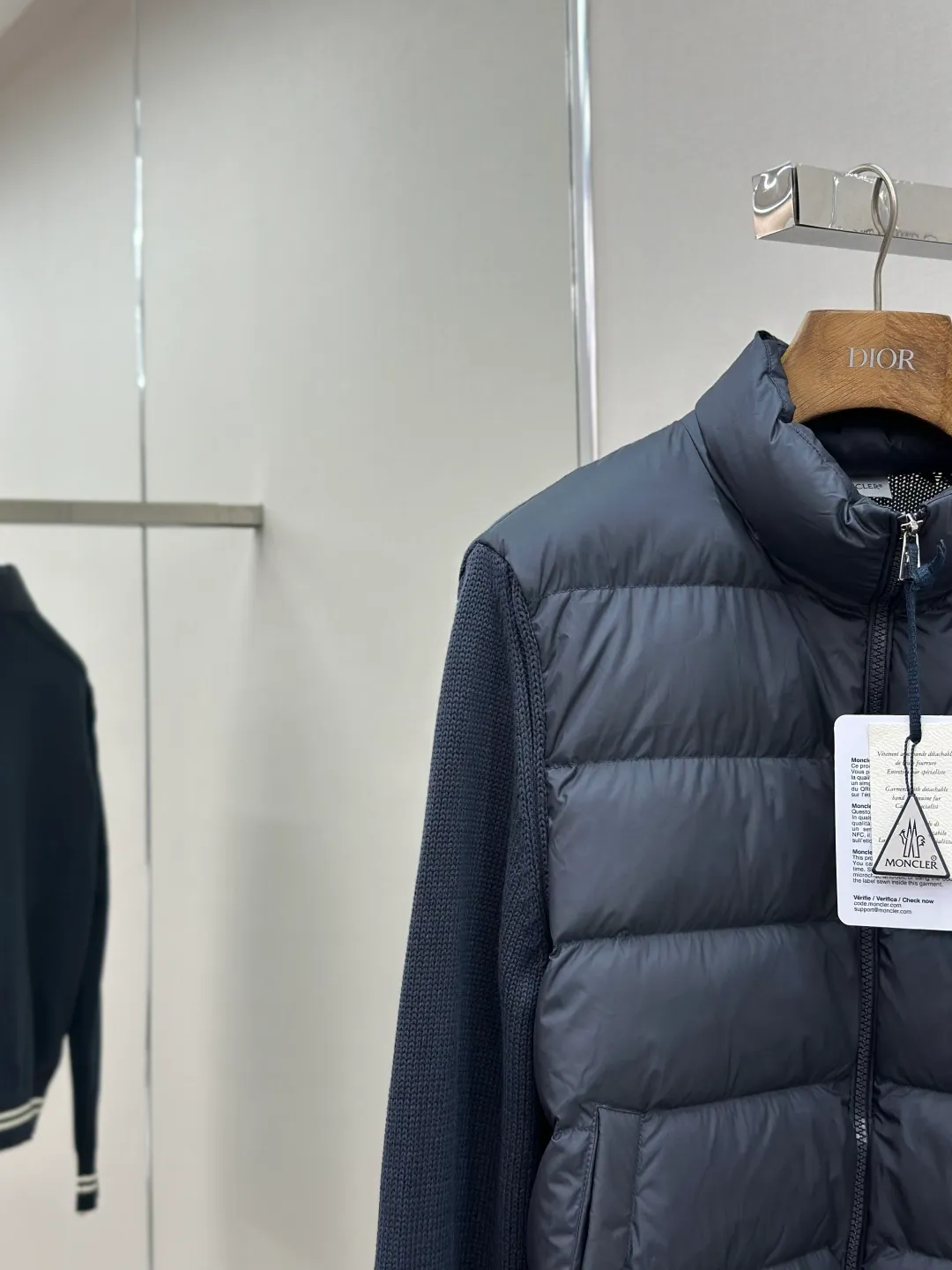 P830 Moncler Wool Splicing Fabric Selection: The front body fabric is made of 100% polyester fiber high-density weaving, with a thickness of 0.08mm to avoid increasing the overall weight and being smooth. The high-density weaving structure forms a wind resistance layer to protect the thermal efficiency of the thermal insulation layer from loss. At the same time, it can withstand the expansion pressure of down and prevent deformation and damage after long-term use.  The splicing design of the hood not only retains the warmth retention performance, but also incorporates the fashion elements, making the whole thing both practical and fashionable.  High-quality material: It is famous for its high-quality white duck down filling, with a filling capacity of 110g, and excellent warmth retention effect. At the same time, some are made of natural fiber materials such as wool and cashmere, which are soft, comfortable and skin-friendly.  The splicing process is exquisite to ensure comfortable wearing and not easy to get off-line or velvet.  High collar design: not only provides excellent thermal insulation effect, but also adds a unique sense of fashion, allowing the wearer to maintain style in the cold season.  Stripe decoration: The stripes on the cuffs and hem are like bright brushstrokes, embellished on the navy blue, injecting vitality and movement into the overall shape, making it more eye-catching.  Accessories: Customized zipper puller Customized badge Size: 1 2 3 4