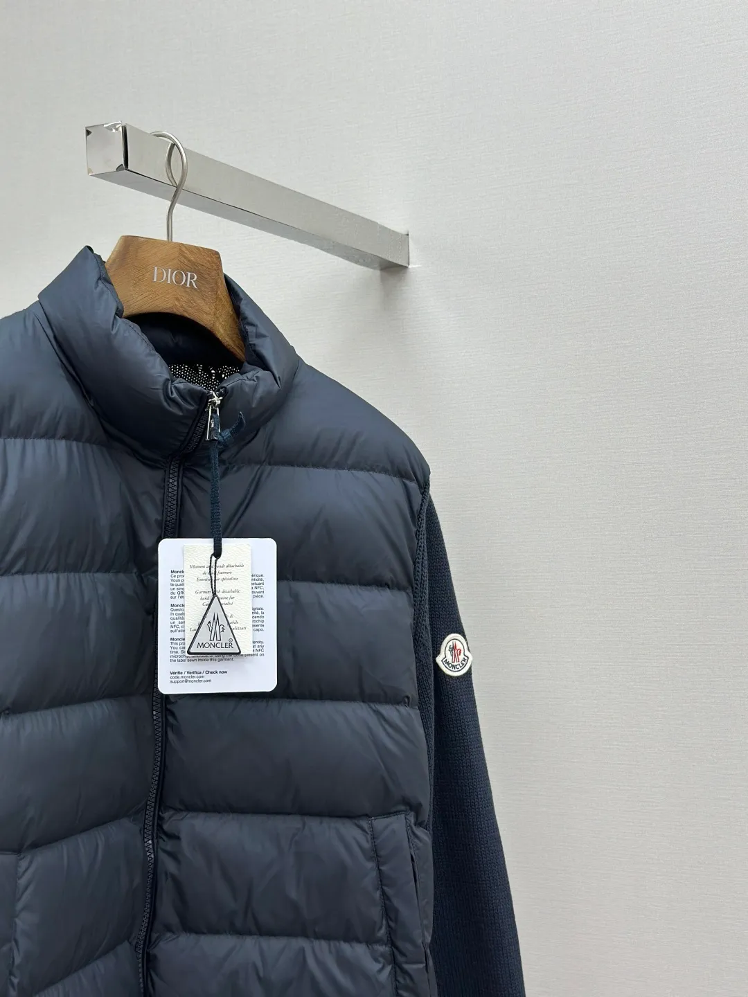 P830 Moncler Wool Splicing Fabric Selection: The front body fabric is made of 100% polyester fiber high-density weaving, with a thickness of 0.08mm to avoid increasing the overall weight and being smooth. The high-density weaving structure forms a wind resistance layer to protect the thermal efficiency of the thermal insulation layer from loss. At the same time, it can withstand the expansion pressure of down and prevent deformation and damage after long-term use.  The splicing design of the hood not only retains the warmth retention performance, but also incorporates the fashion elements, making the whole thing both practical and fashionable.  High-quality material: It is famous for its high-quality white duck down filling, with a filling capacity of 110g, and excellent warmth retention effect. At the same time, some are made of natural fiber materials such as wool and cashmere, which are soft, comfortable and skin-friendly.  The splicing process is exquisite to ensure comfortable wearing and not easy to get off-line or velvet.  High collar design: not only provides excellent thermal insulation effect, but also adds a unique sense of fashion, allowing the wearer to maintain style in the cold season.  Stripe decoration: The stripes on the cuffs and hem are like bright brushstrokes, embellished on the navy blue, injecting vitality and movement into the overall shape, making it more eye-catching.  Accessories: Customized zipper puller Customized badge Size: 1 2 3 4