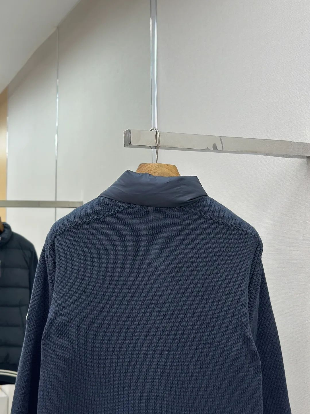 P830 Moncler Wool Splicing Fabric Selection: The front body fabric is made of 100% polyester fiber high-density weaving, with a thickness of 0.08mm to avoid increasing the overall weight and being smooth. The high-density weaving structure forms a wind resistance layer to protect the thermal efficiency of the thermal insulation layer from loss. At the same time, it can withstand the expansion pressure of down and prevent deformation and damage after long-term use.  The splicing design of the hood not only retains the warmth retention performance, but also incorporates the fashion elements, making the whole thing both practical and fashionable.  High-quality material: It is famous for its high-quality white duck down filling, with a filling capacity of 110g, and excellent warmth retention effect. At the same time, some are made of natural fiber materials such as wool and cashmere, which are soft, comfortable and skin-friendly.  The splicing process is exquisite to ensure comfortable wearing and not easy to get off-line or velvet.  High collar design: not only provides excellent thermal insulation effect, but also adds a unique sense of fashion, allowing the wearer to maintain style in the cold season.  Stripe decoration: The stripes on the cuffs and hem are like bright brushstrokes, embellished on the navy blue, injecting vitality and movement into the overall shape, making it more eye-catching.  Accessories: Customized zipper puller Customized badge Size: 1 2 3 4