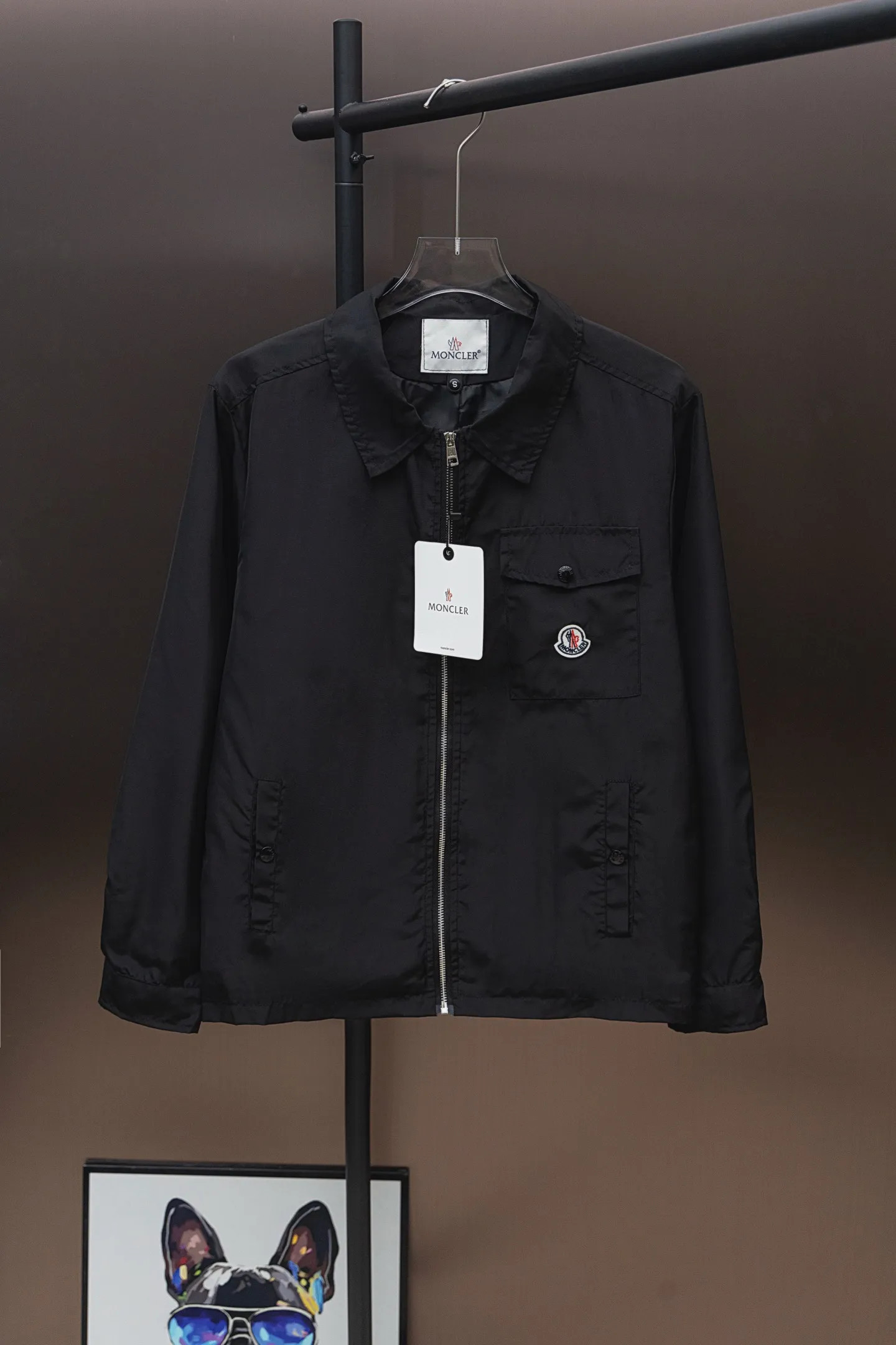 P310 Model number: TT32 Moncler logo zipper shirt jacket. Customized high-quality cotton hidden pattern gabardine. Full of texture. Comfortable and close to the skin. The brown tone exudes restrained tenderness. The iconic Moncler logo embroidered logo is embellished on it to increase brand recognition. Simple and smooth lines. The zipper opening and closing also follows the principle of minimalism. Use simplicity as the pen and texture as the ink. Use the simplest elements to outline the most moving fashion picture. Process 1: Use imported special machine infrared to locate the "Moncler logo embroidery", the position is more accurate and strong. Process 2: Template machine to open the bag. The preset template guides the position, shape and size of the bag opening. The accuracy ensures the quality of the bag opening effect. Process 3: The fabrics have been washed and have a better hand feel. Not easy to deform, not easy to shrink, not easy to fade, and maintain long-term beauty. Color: navy black Size: S-XL